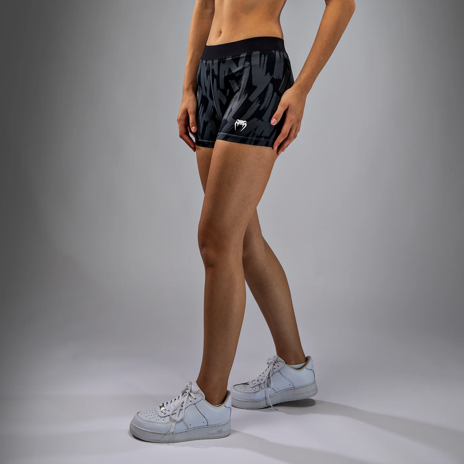 Venum Graffiti Shorts de Compresión para Mujer - Carbón Urbano - Image 2