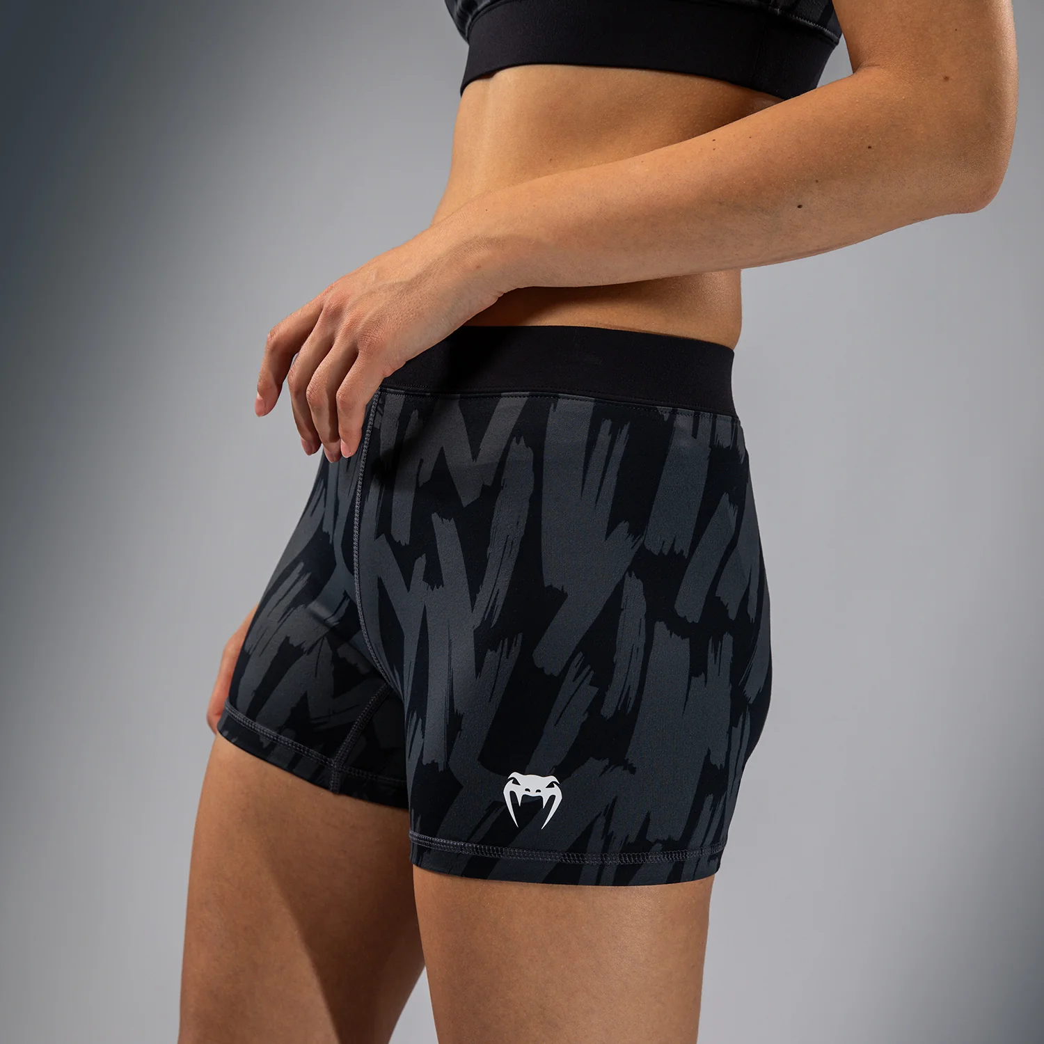 Venum Graffiti Shorts de Compresión para Mujer - Carbón Urbano - Image 6