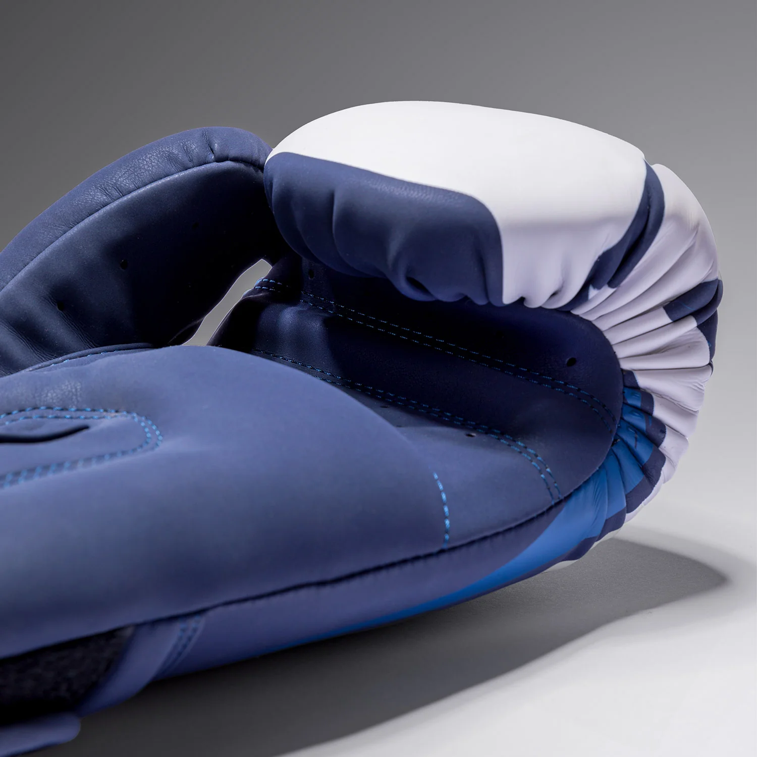 Venum Hurricane Guantes de Boxeo – Azul Medianoche/Blanco - Image 3