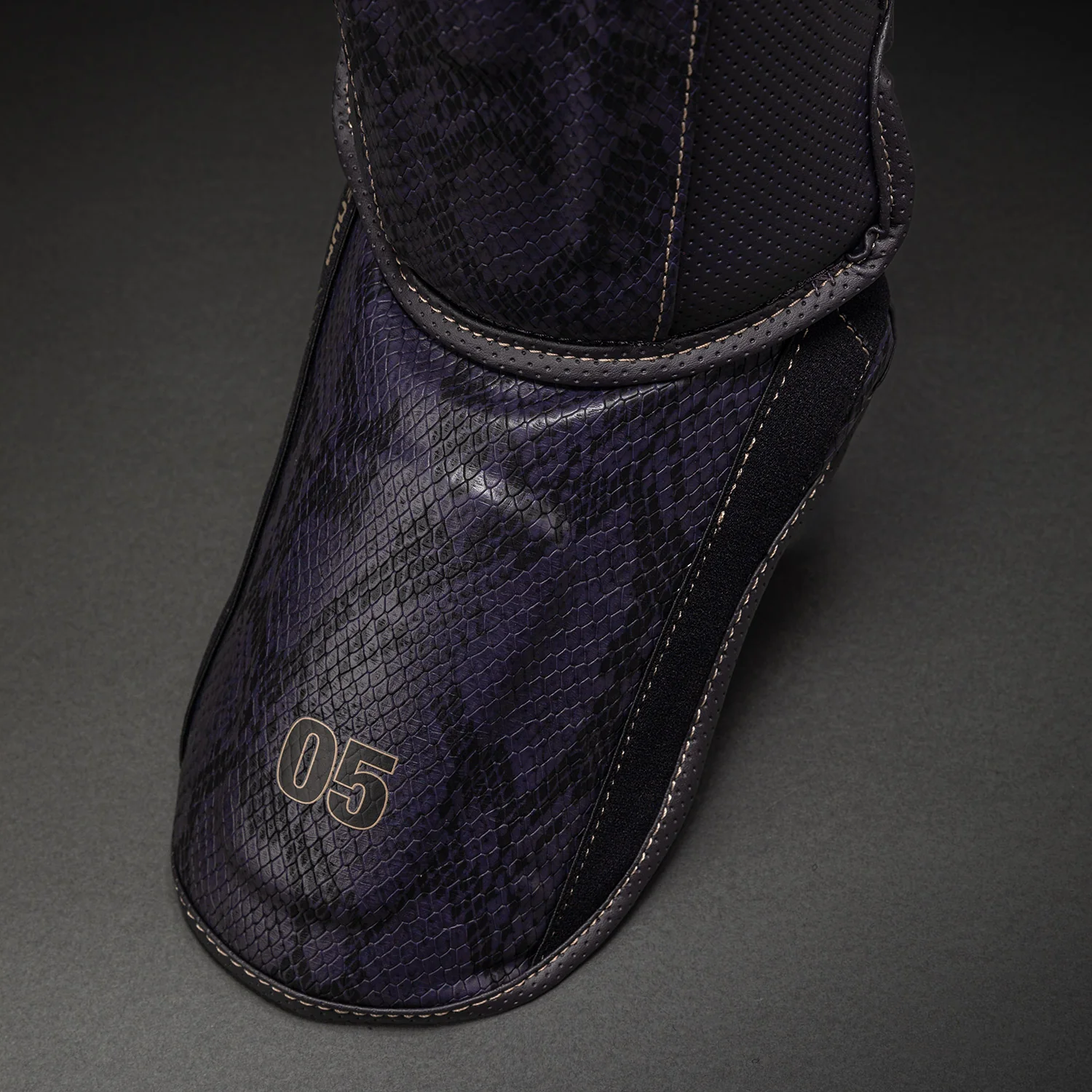 Venum Impact Evo Scales Espinilleras – Púrpura Oscuro - Image 3