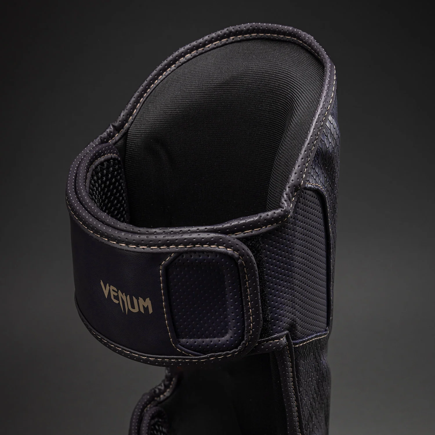 Venum Impact Evo Scales Espinilleras – Púrpura Oscuro - Image 4