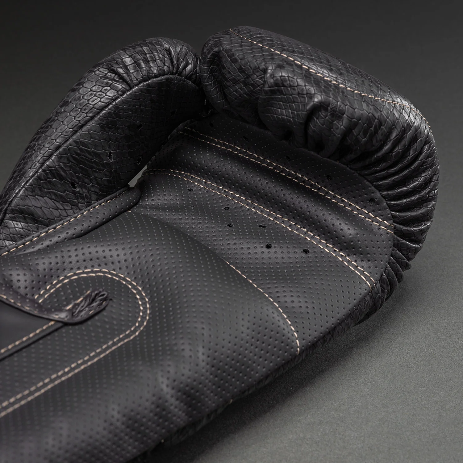 Venum Impact Evo Scales Guantes de Boxeo – Gris Oscuro - Image 3