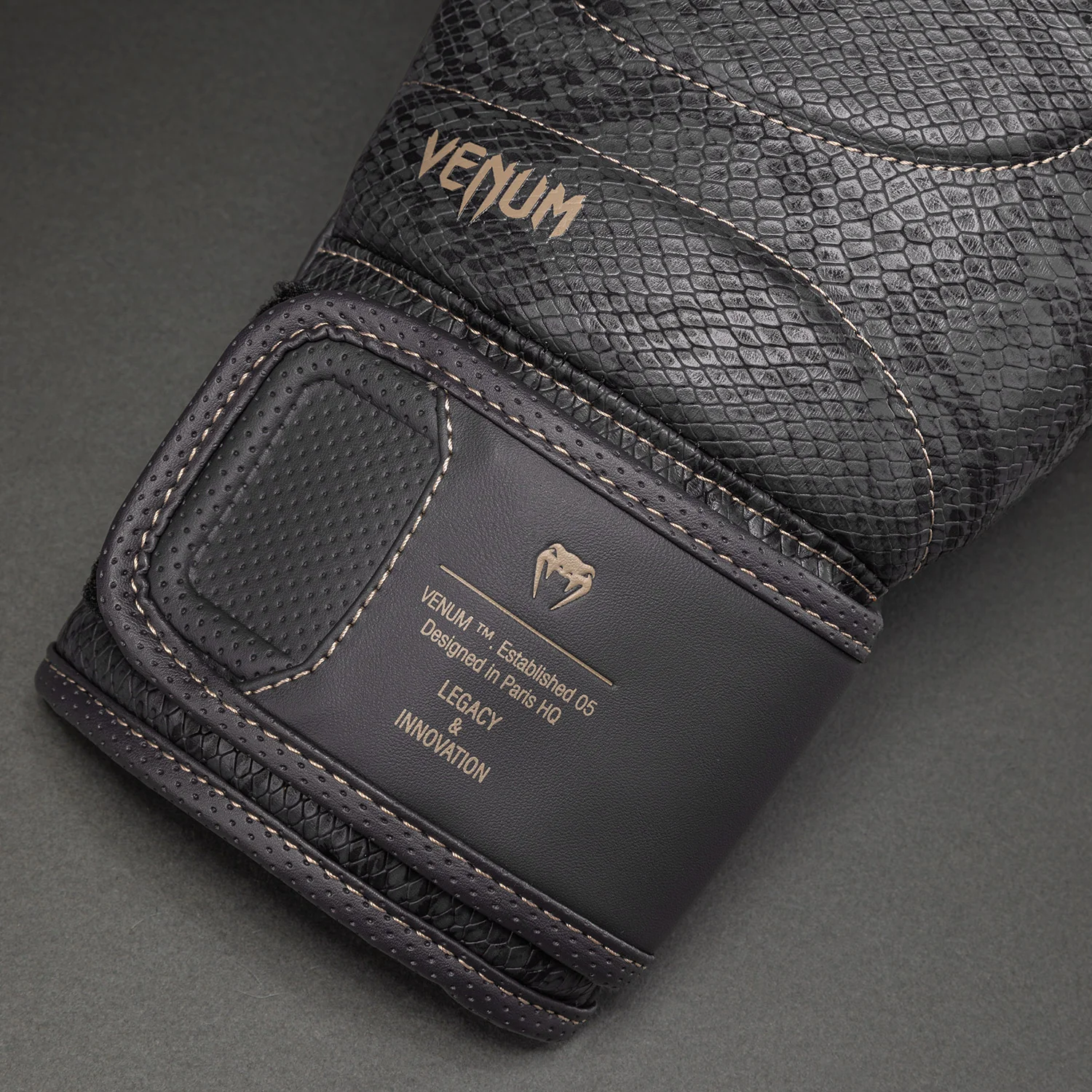 Venum Impact Evo Scales Guantes de Boxeo – Gris Oscuro - Image 4