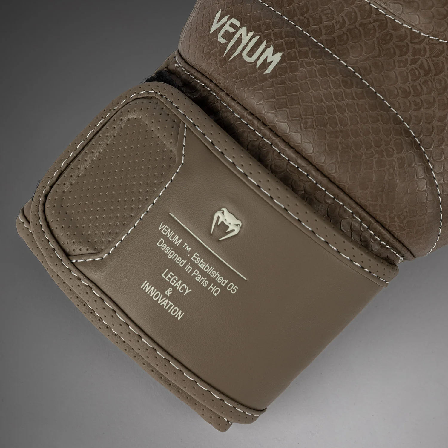 Venum Impact Evo Scales Guantes de Boxeo – Marrón - Image 7