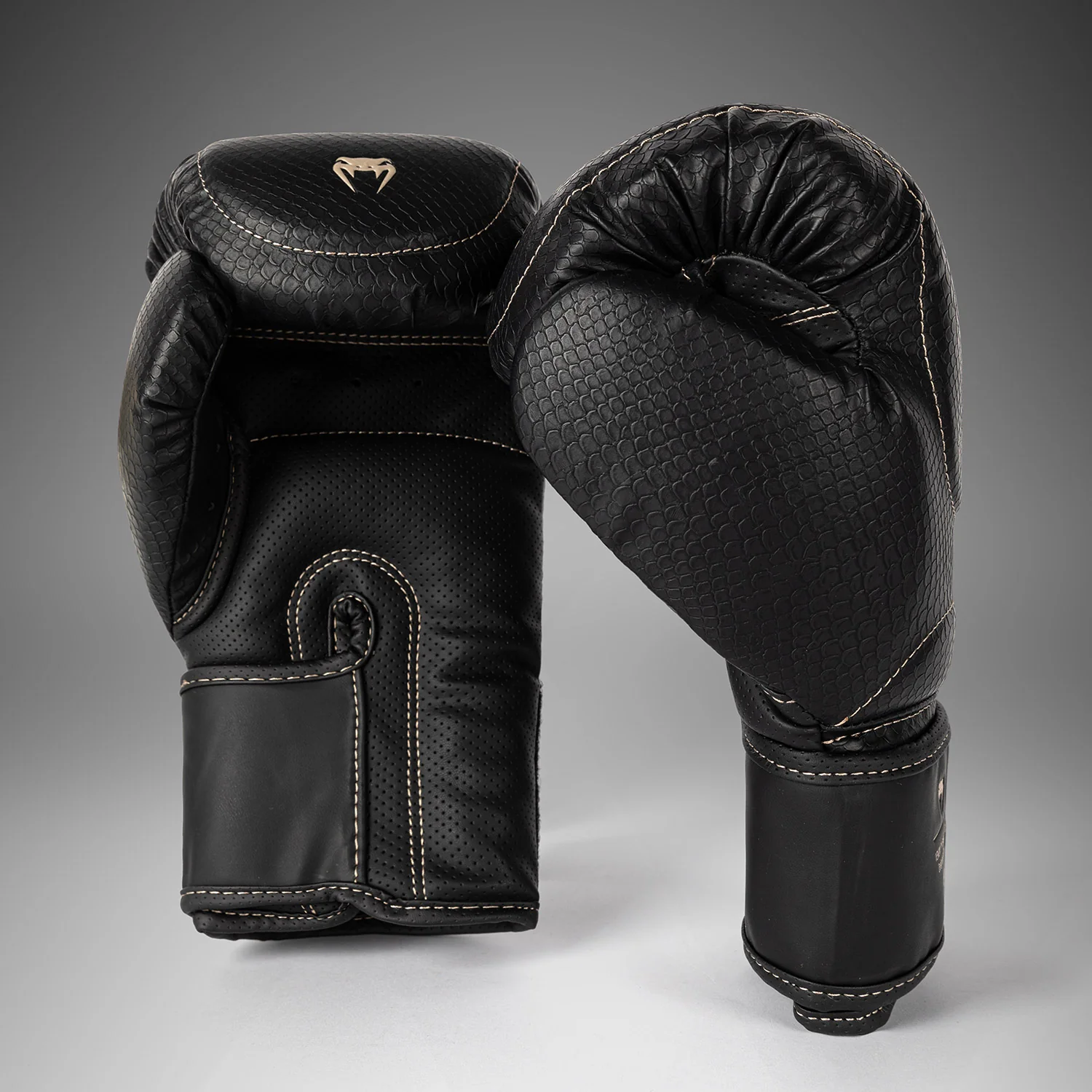 Venum Impact Evo Scales Guantes de Boxeo – Negro - Image 3