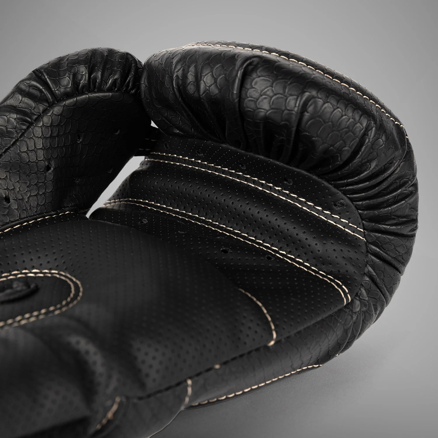 Venum Impact Evo Scales Guantes de Boxeo – Negro - Image 6