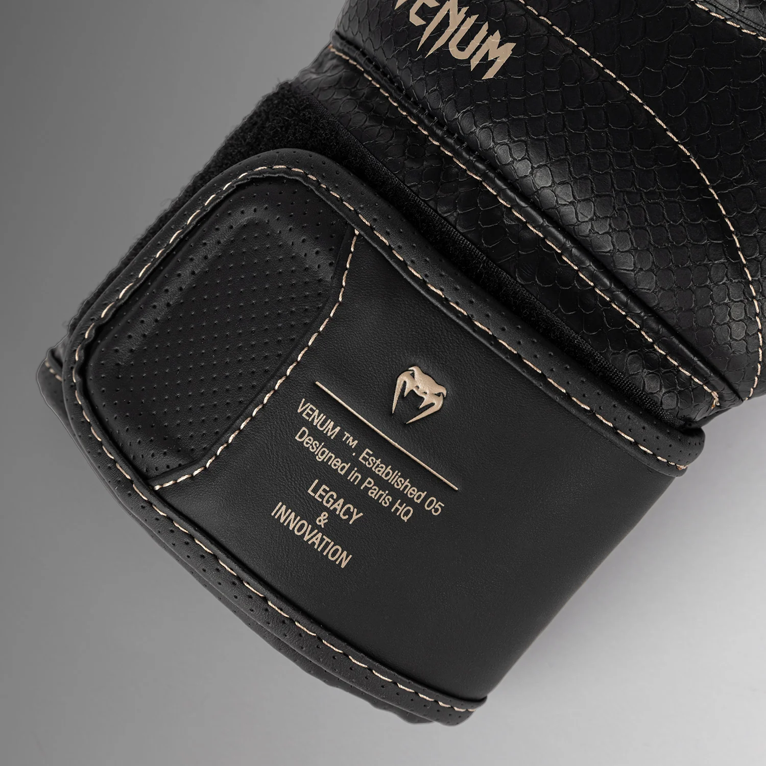 Venum Impact Evo Scales Guantes de Boxeo – Negro - Image 7