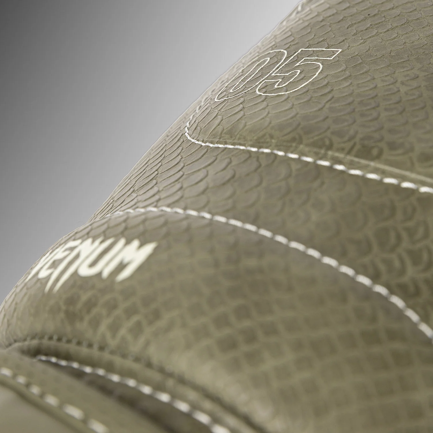 Venum Impact Evo Scales Guantes de Boxeo – Verde Ejército - Image 6
