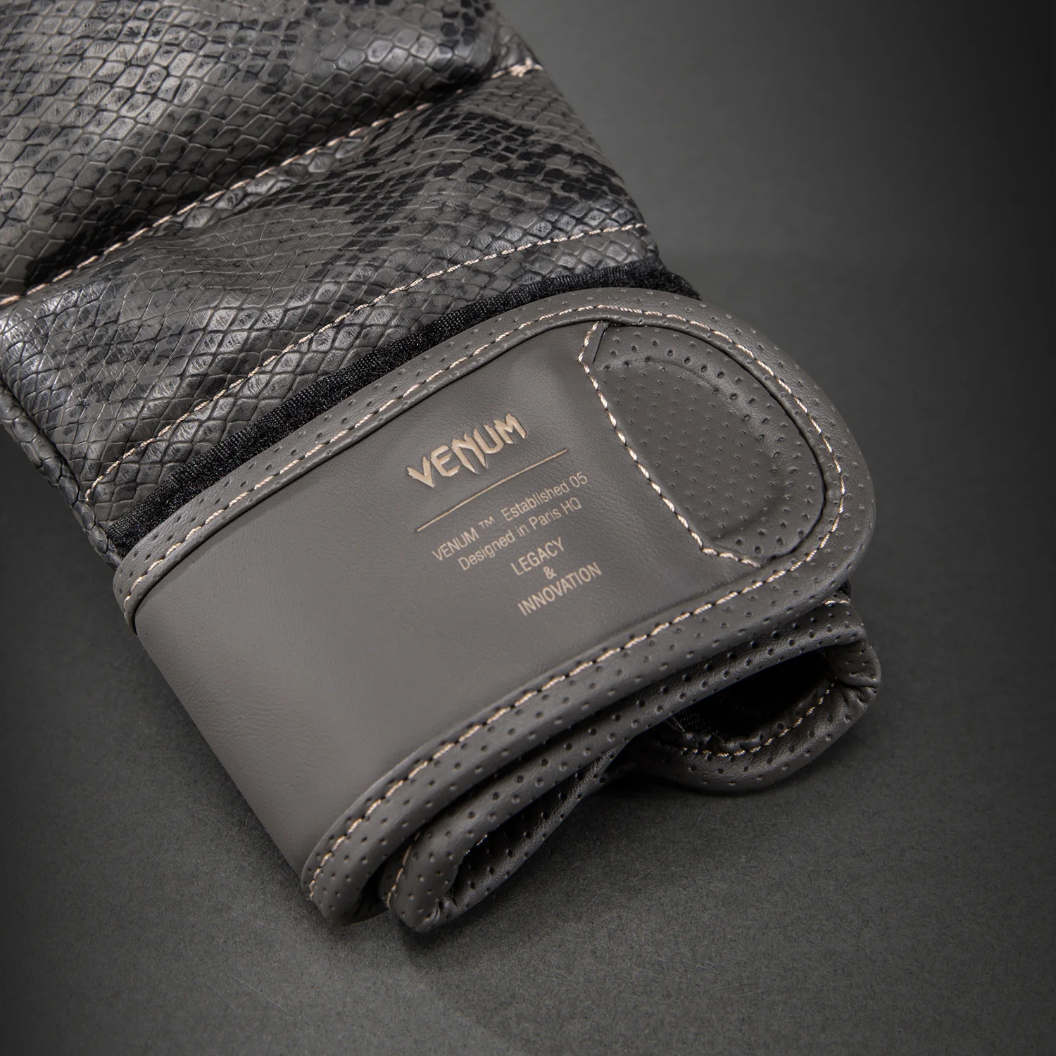 Venum Impact Evo Scales Guantes de sparring MMA - Gris oscuro - Image 3