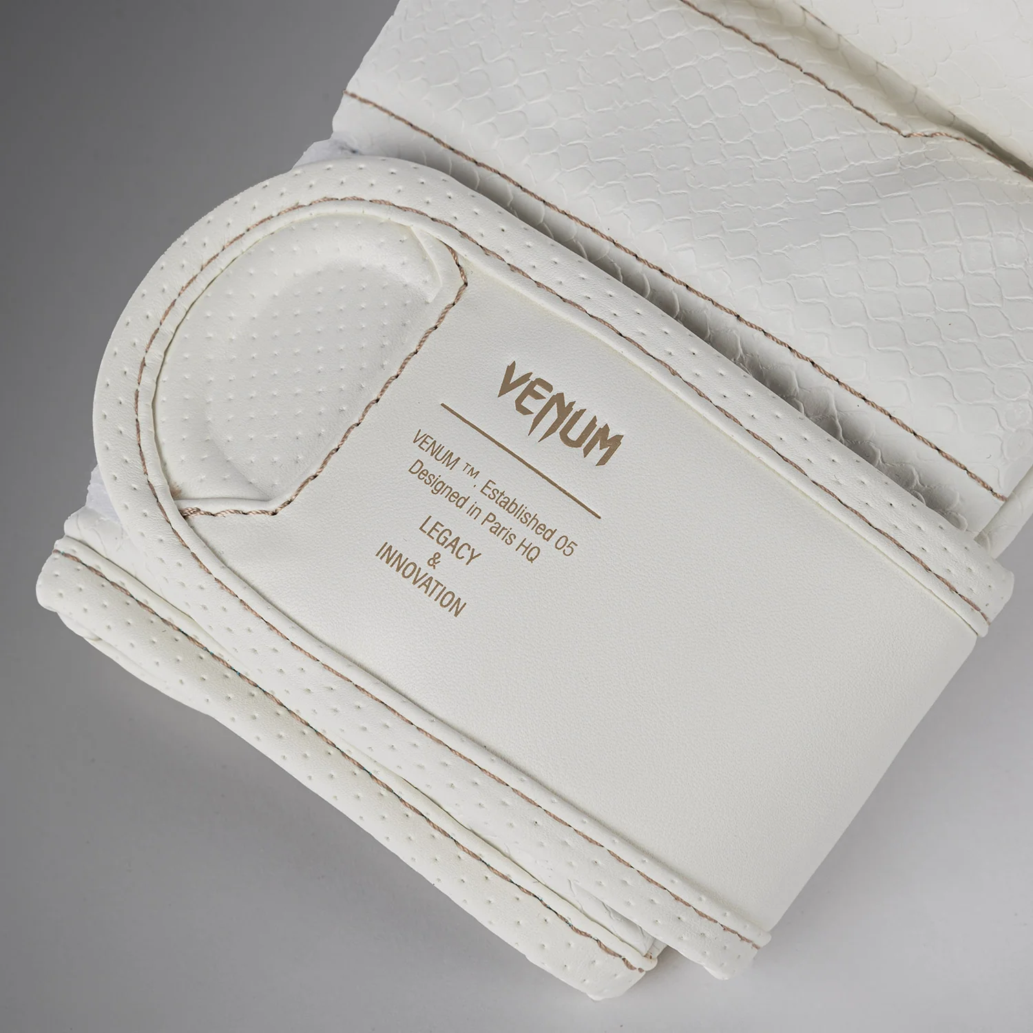 Venum Impact Evo Scales Guantes de sparring MMA - Marfil - Image 5