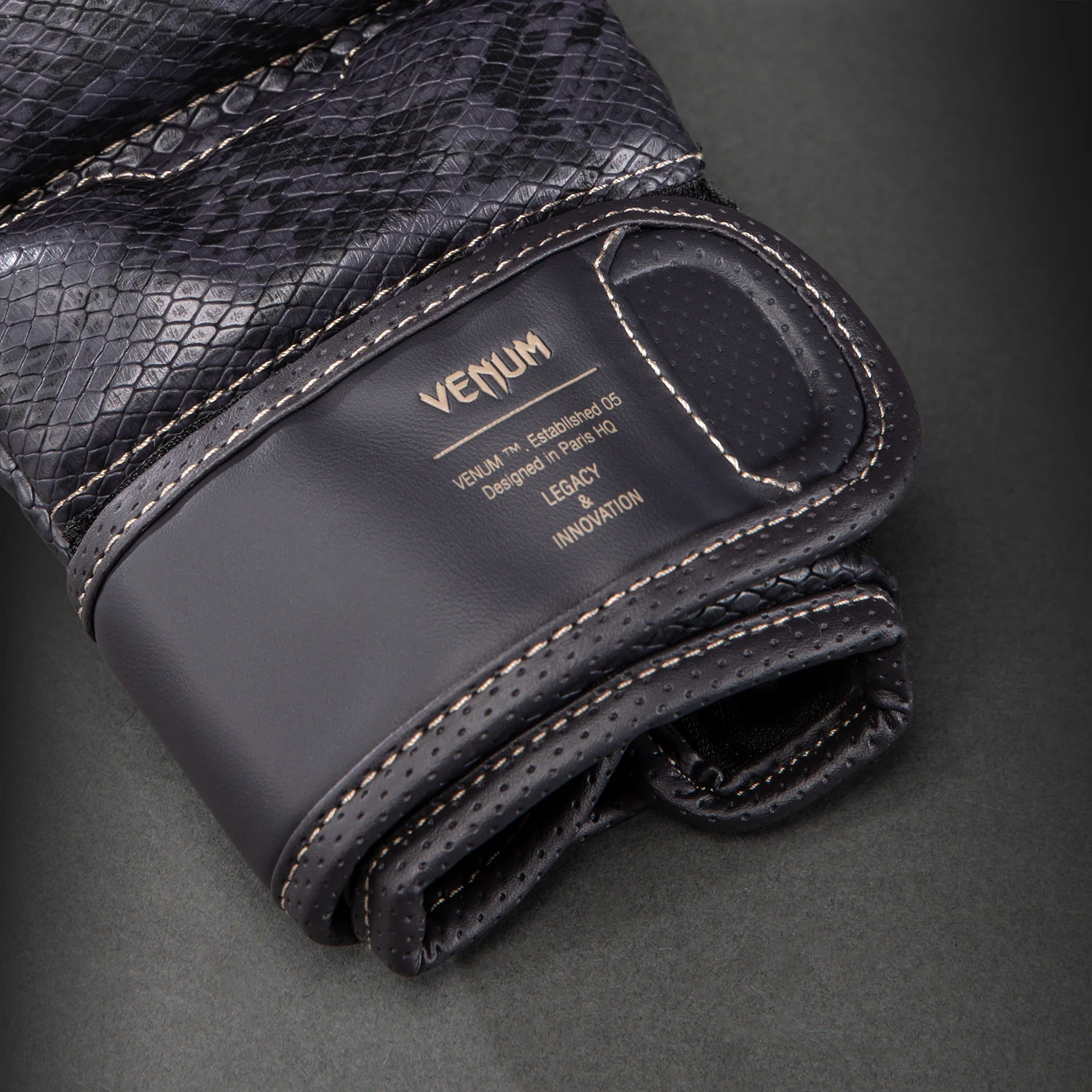 Venum Impact Evo Scales Guantes de sparring MMA - Morado oscuro - Image 3