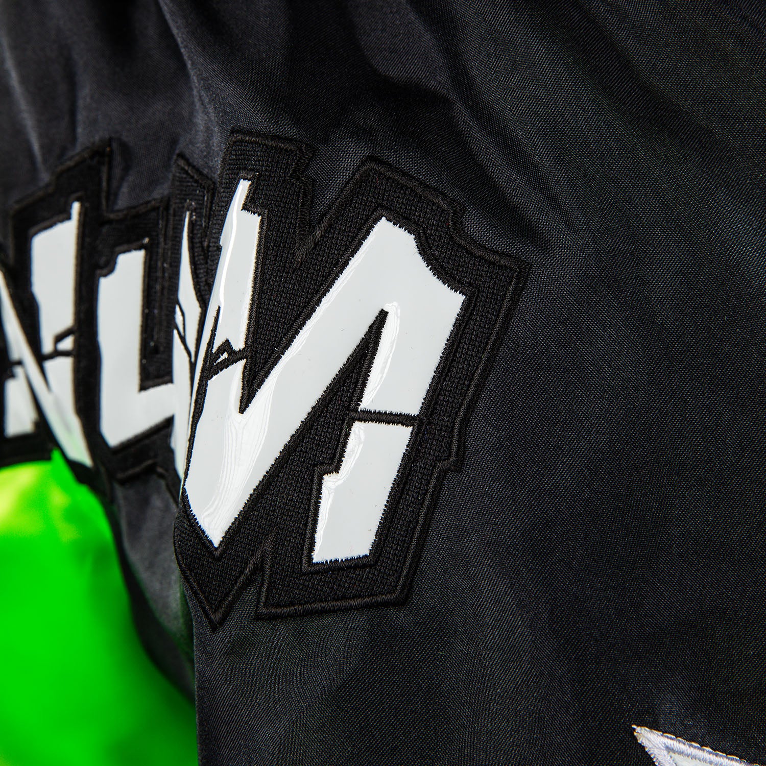 Venum Inferno 2.0 Pantalones Cortos de Muay Thai - Verde/Negro - Image 6