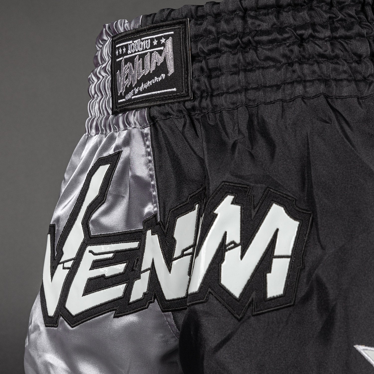 Venum Inferno 2.0 Pantalones Cortos de Muay Thai - Gris/Negro - Image 6