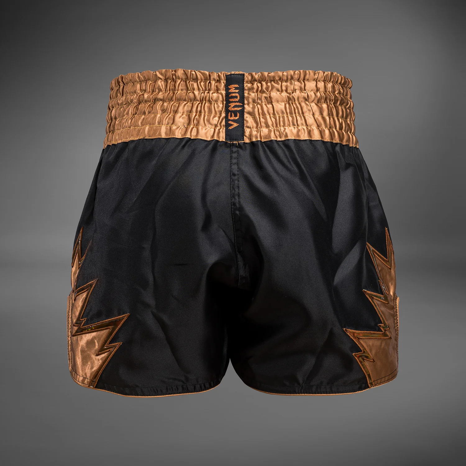 Venum Inferno Pantalones cortos de Muay Thai - Negro/Bronce - Image 3