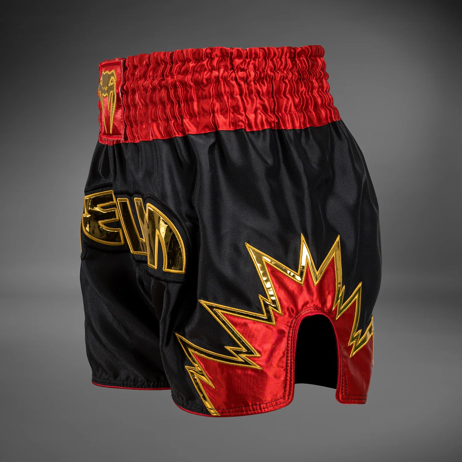 Venum Inferno Pantalones cortos de Muay Thai - Negro/Oro/Rojo - Image 2