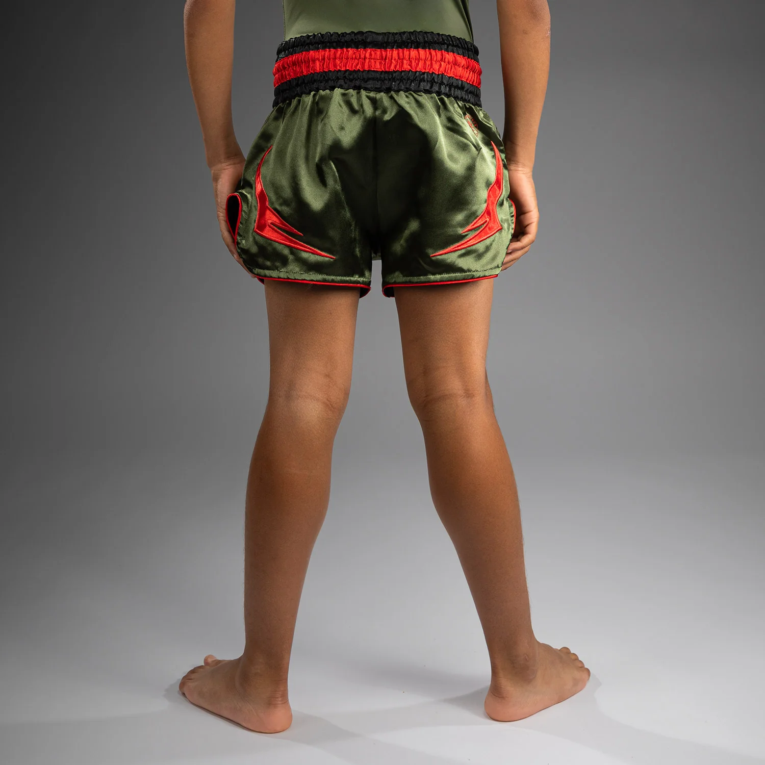 Venum Inferno Pantalones Cortos de Muay Thai para Niños - Verde Ejército/Naranja - Image 2