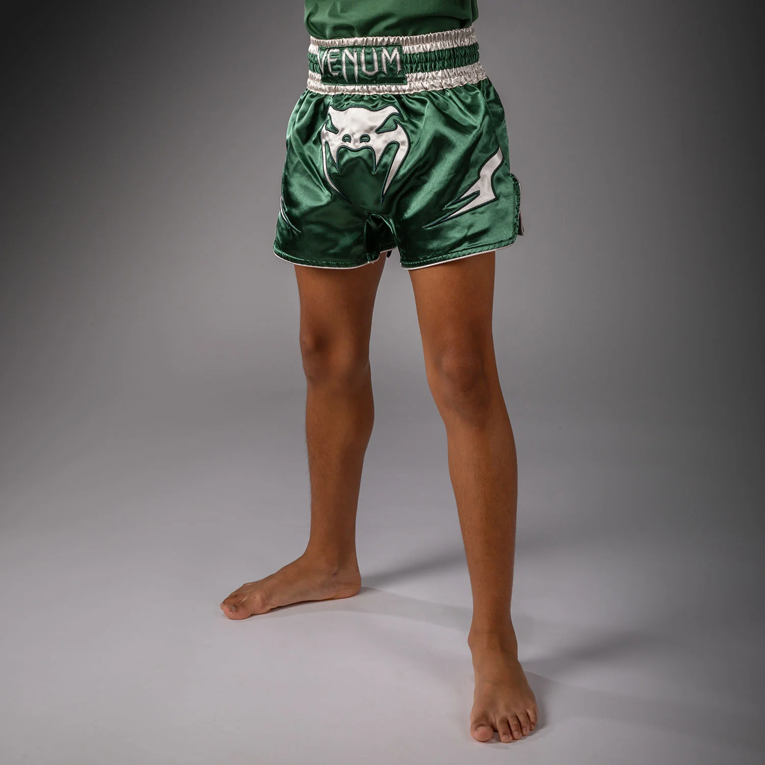 Venum Inferno Short de Muay Thai – Verde Bosque/ Blanco Roto - Image 2