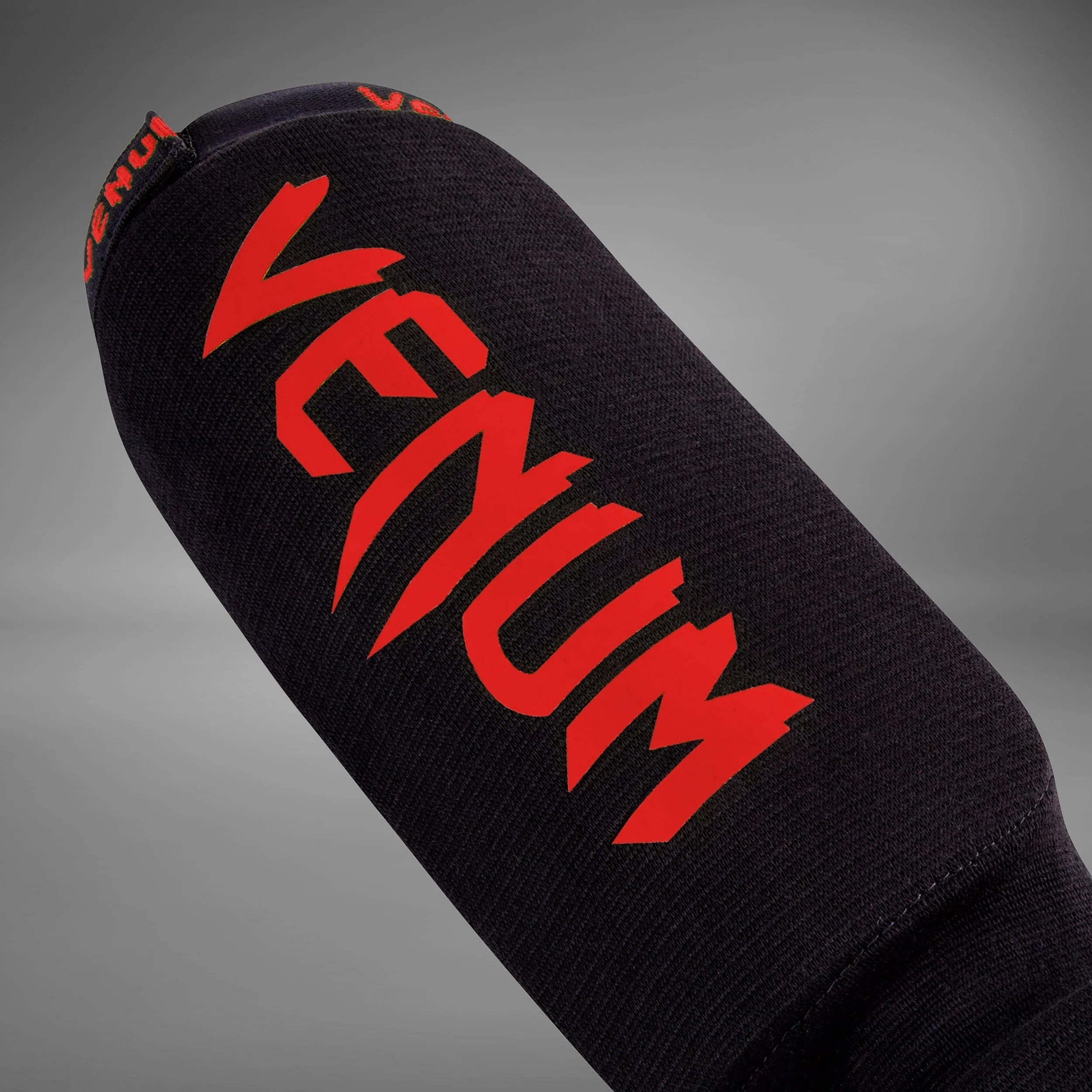 Venum Kontact Espinilleras - Negro/Rojo - Image 4