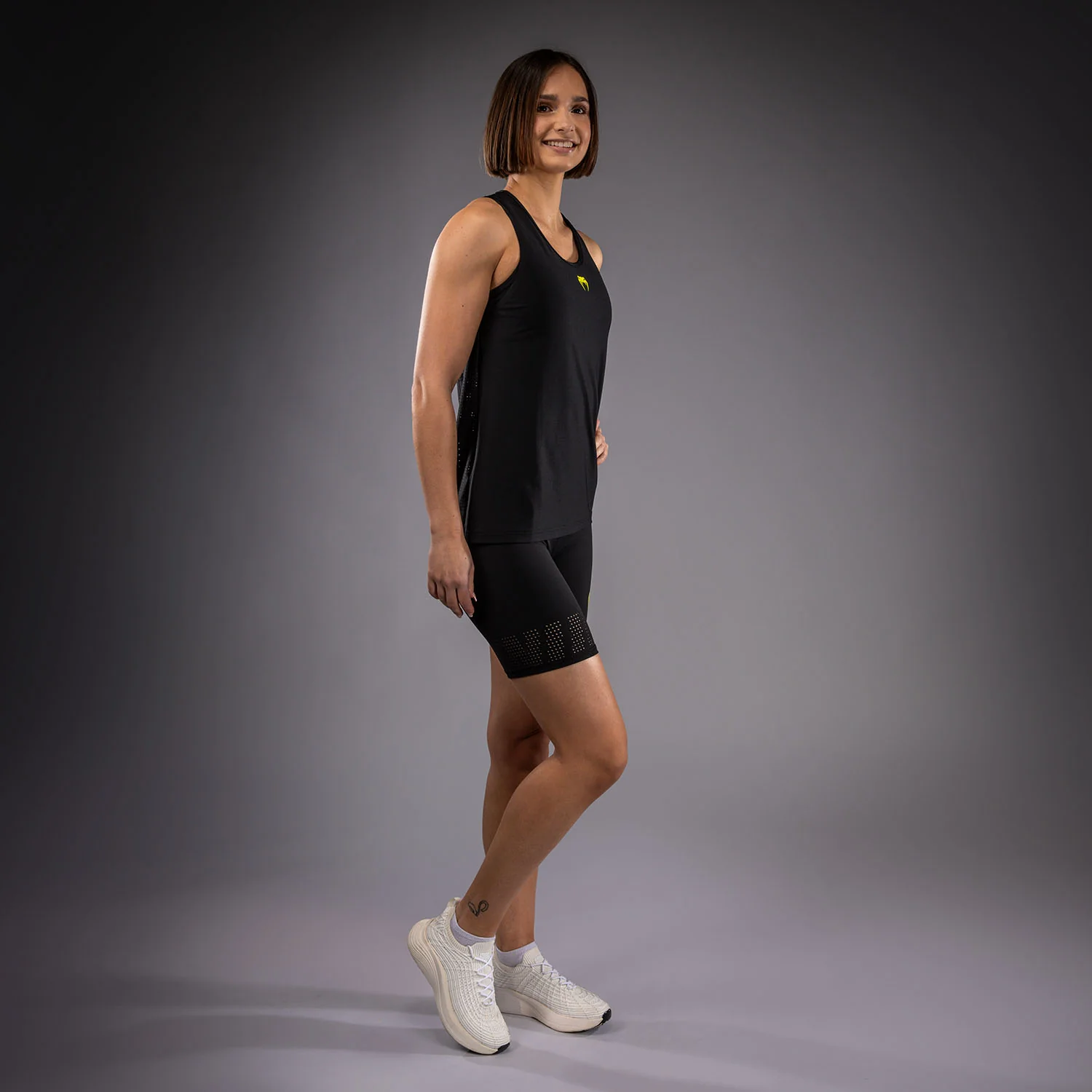 Venum Lazer Camiseta Dry Tech Para Mujer - Negro/Amarillo - Image 6