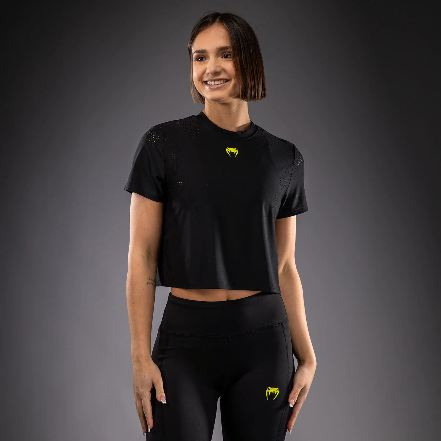 Venum Lazer Camiseta Dry Tech Para Mujer - Negro/Amarillo