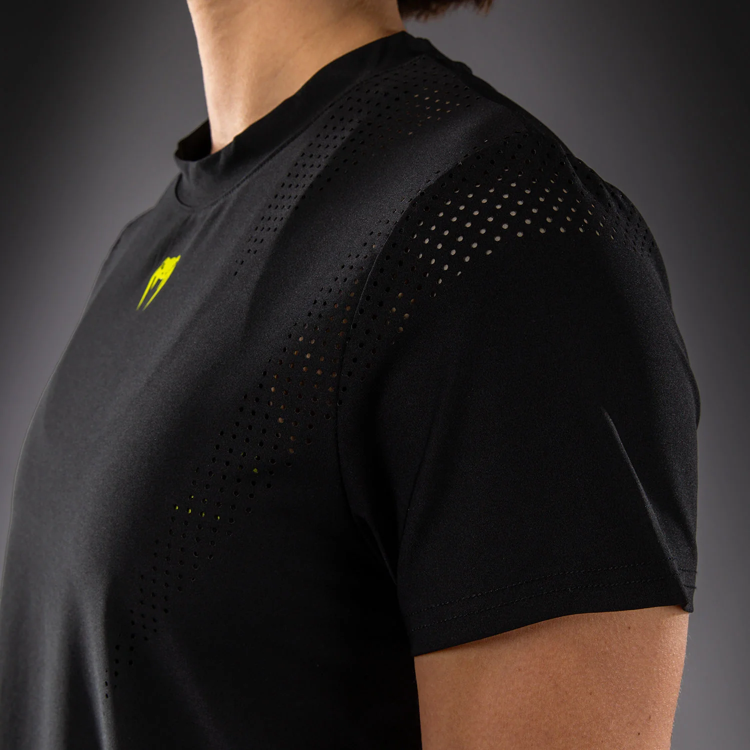 Venum Lazer Camiseta Dry Tech Para Mujer - Negro/Amarillo - Image 6