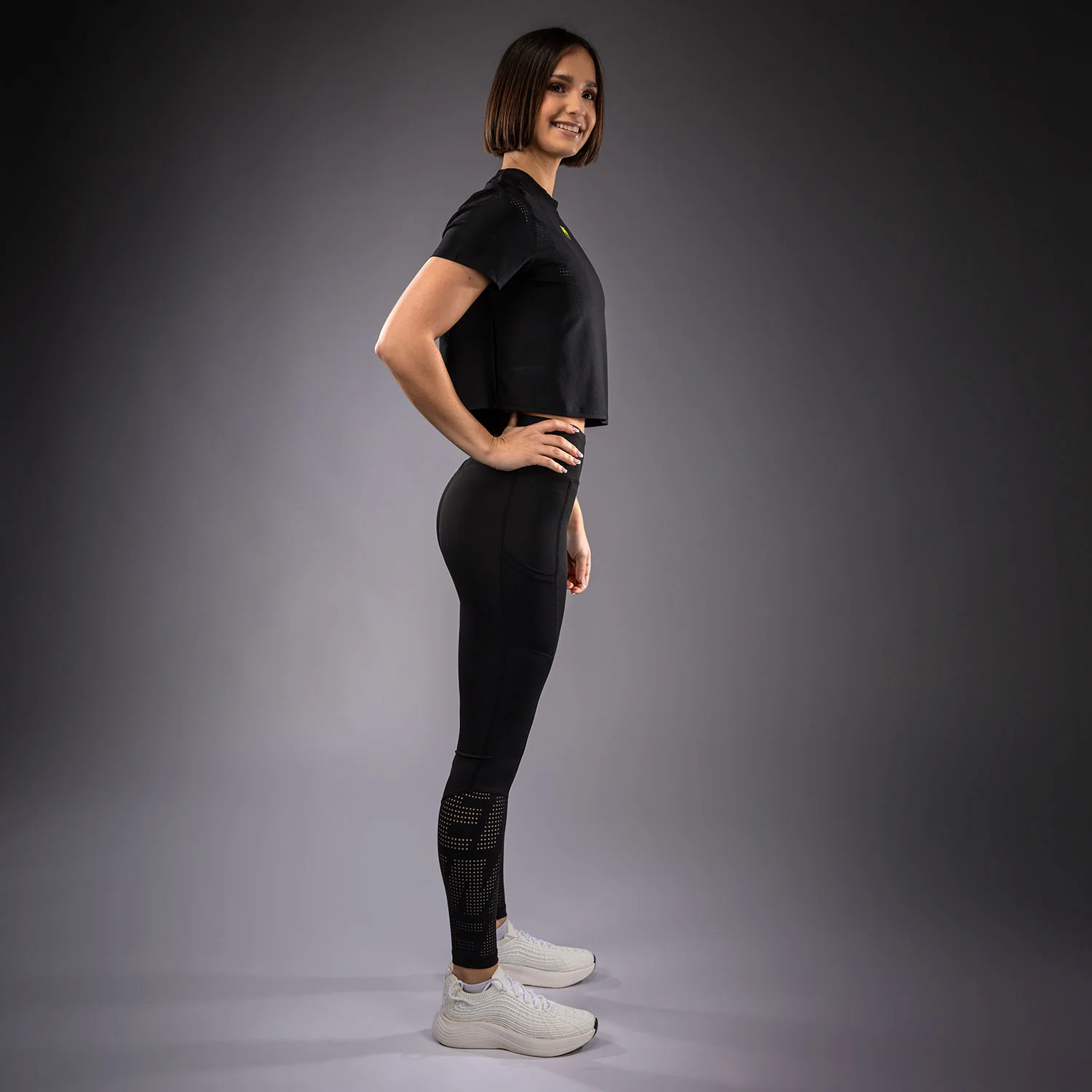 Venum Lazer Camiseta Dry Tech Para Mujer - Negro/Amarillo - Image 8