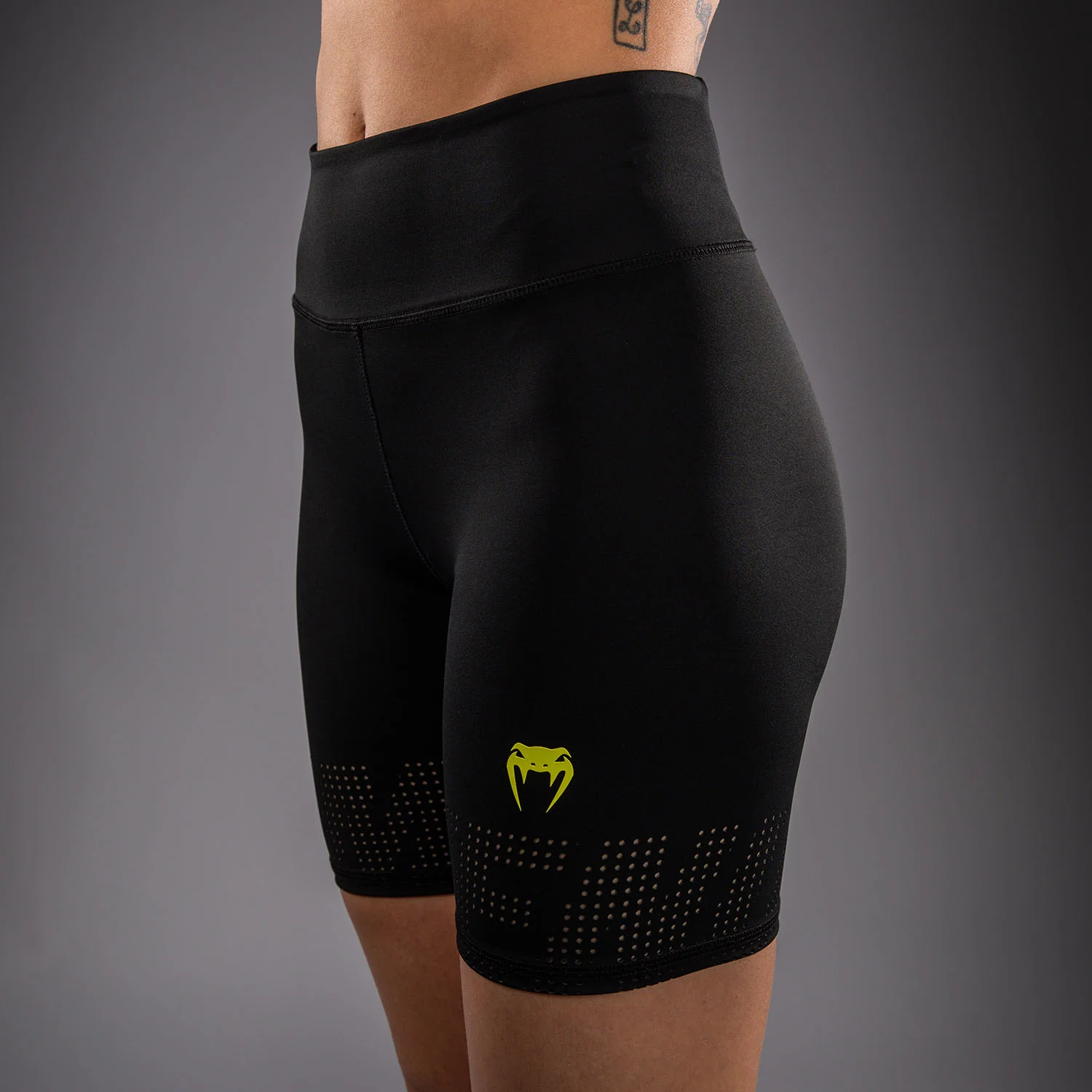 Venum Lazer Short de Compresión Para Mujer - Negro/Amarillo - Image 4
