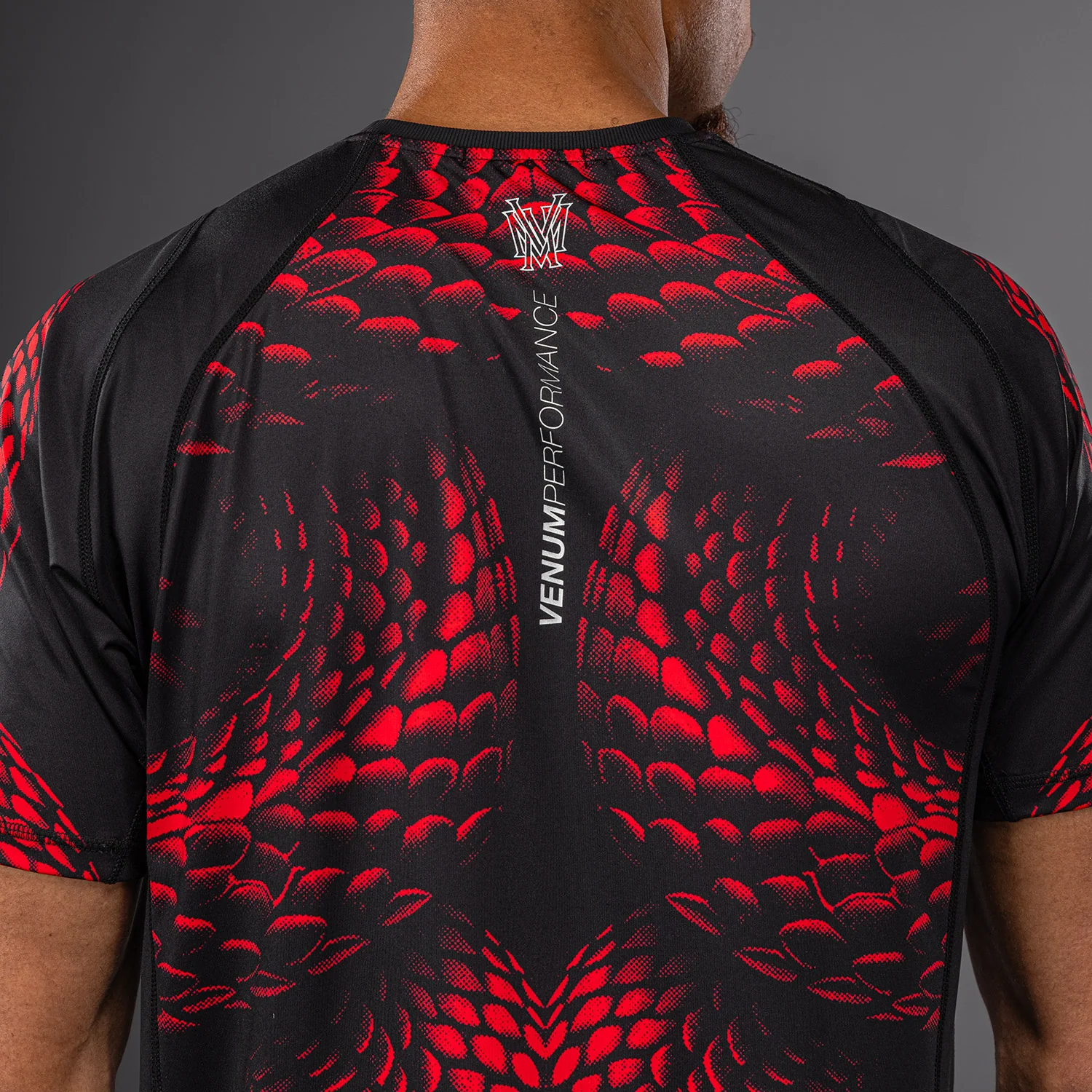 Venum Matupa Camiseta Dry Tech - Negro/Rojo/Gris Plateado - Image 5