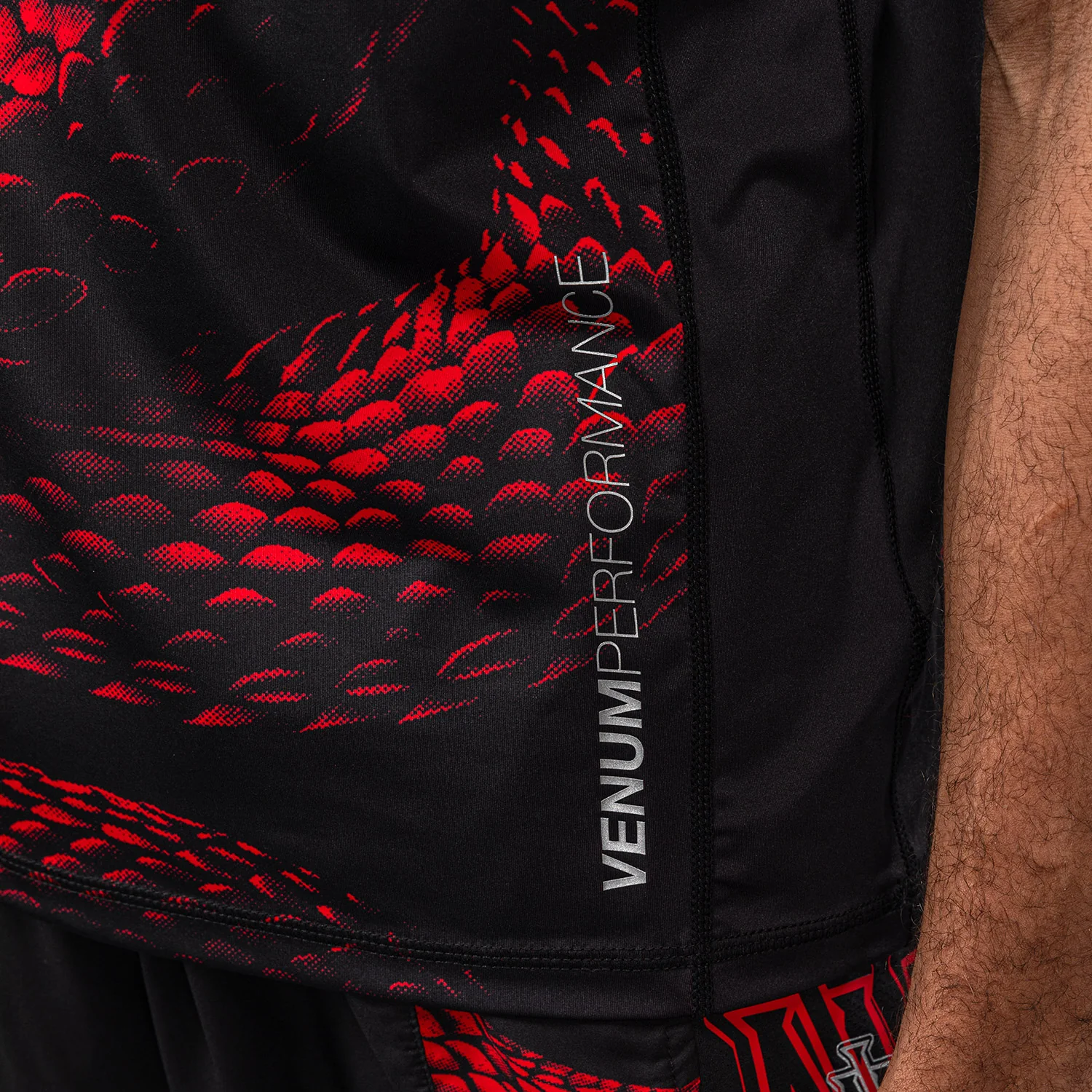 Venum Matupa Camiseta Dry Tech - Negro/Rojo/Gris Plateado - Image 6