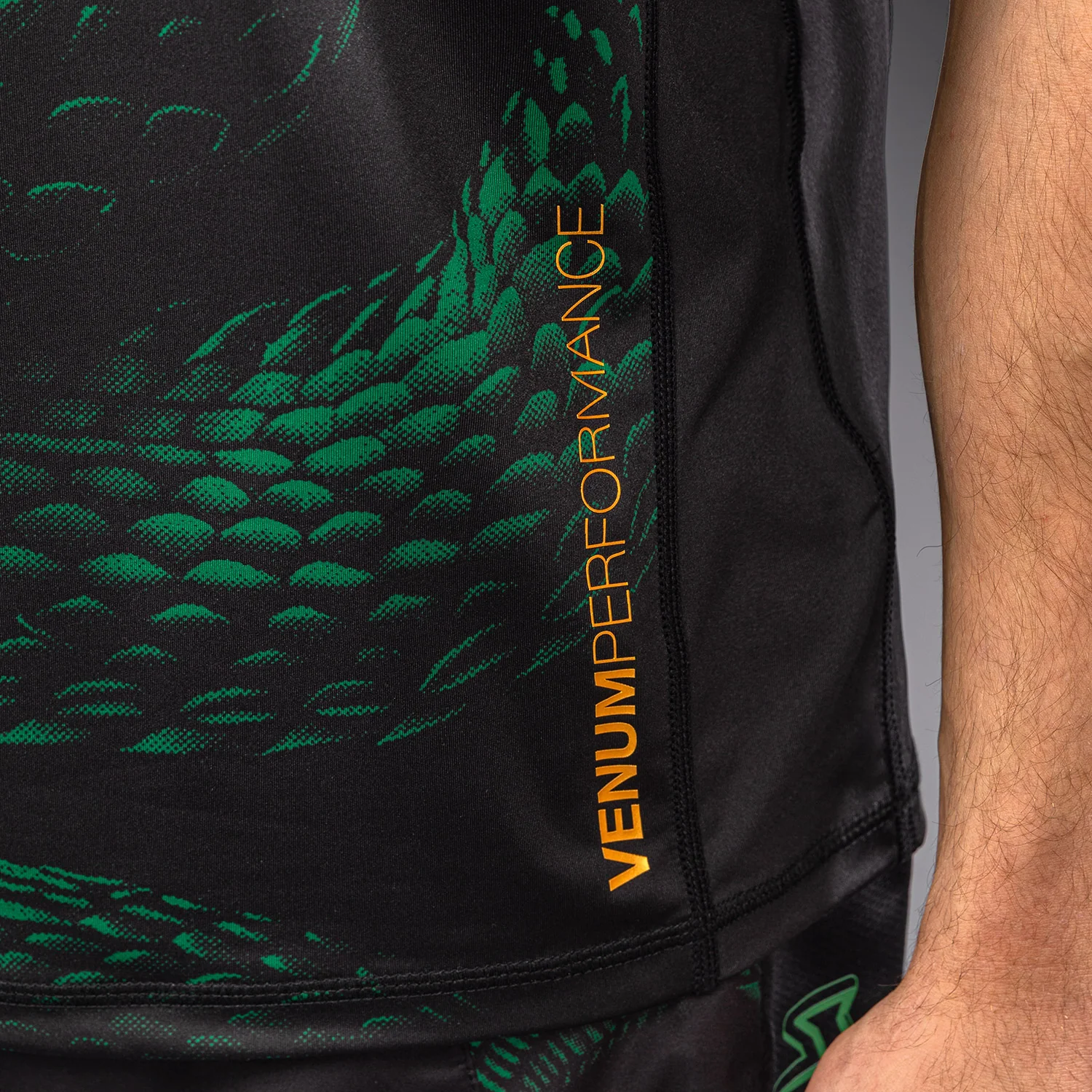 Venum Matupa Camiseta Dry Tech - Negro/Verde/Oro - Image 5
