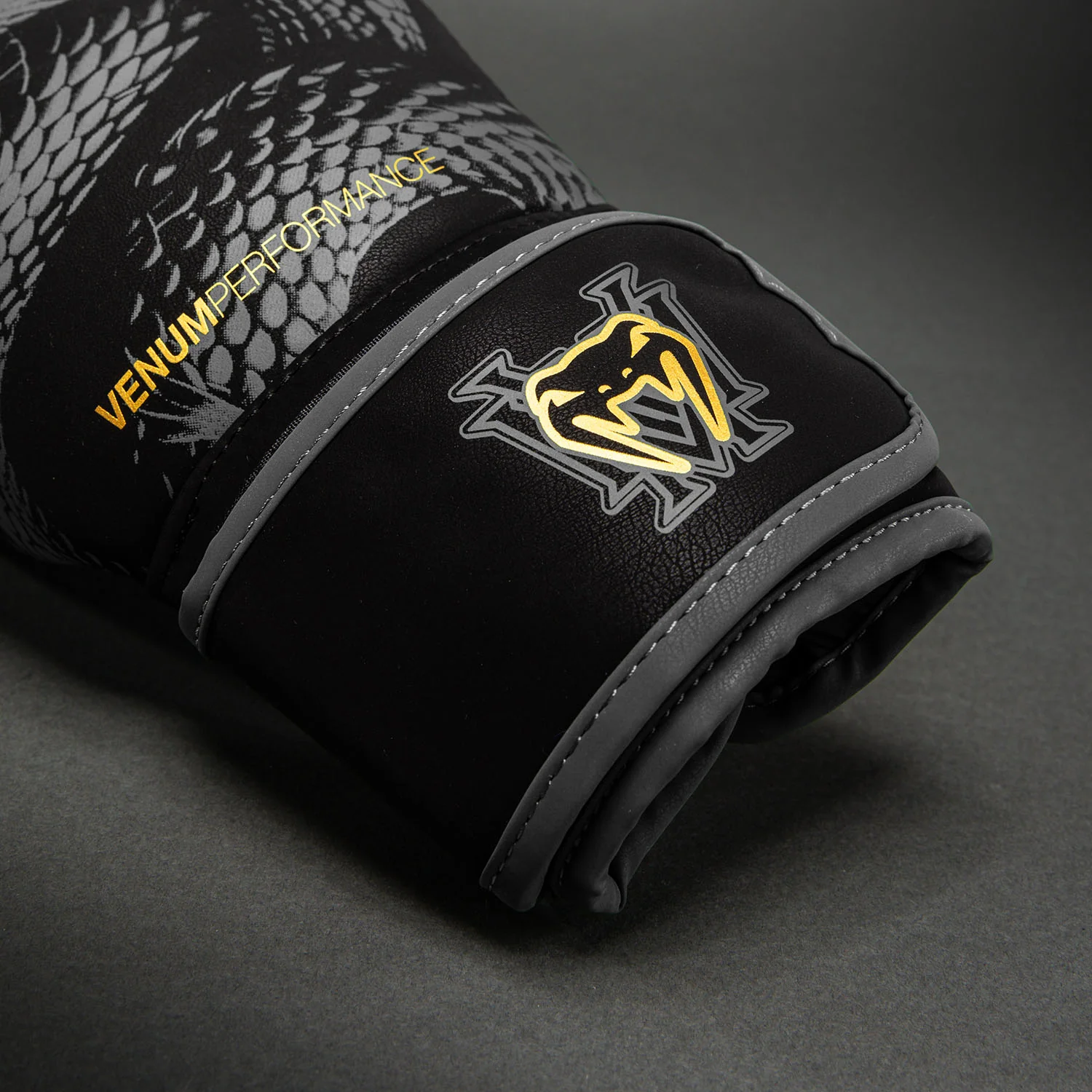 Venum Matupa Guantes de Boxeo - Negro/Gris/Oro - Image 4