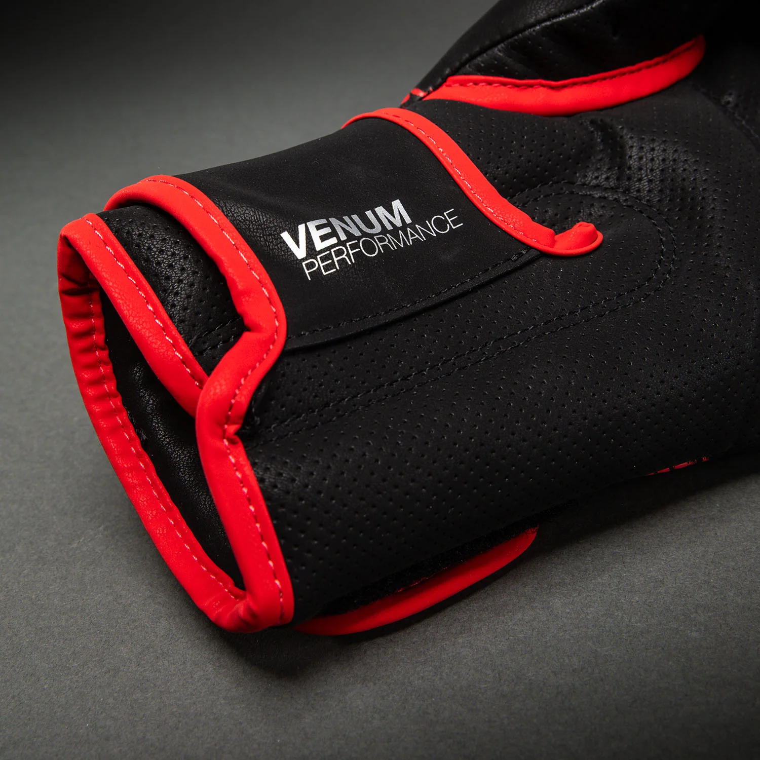 Venum Matupa Guantes de Boxeo - Negro/Rojo/Plata - Image 5