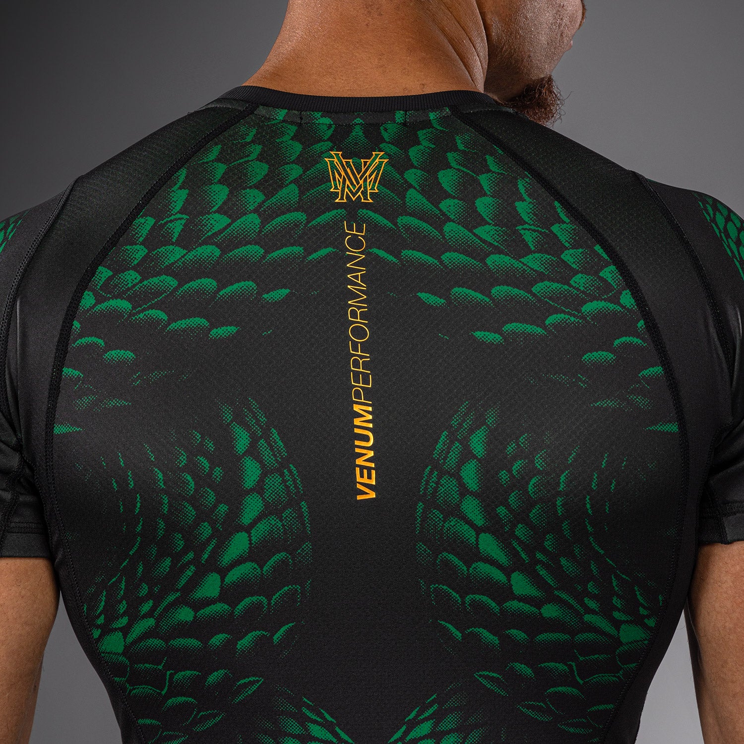 Venum Matupa Rashguard Manga Corta - Negro/Verde/Oro - Image 5