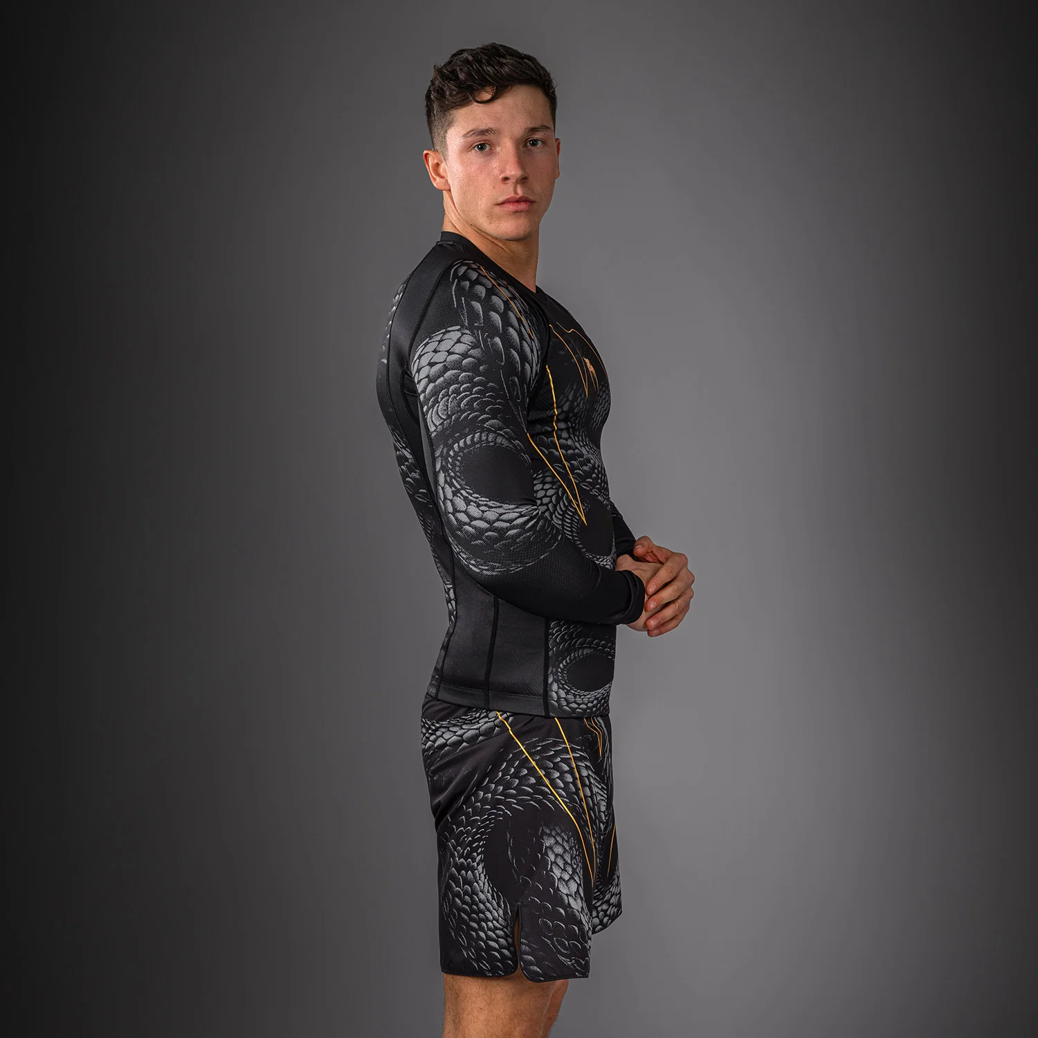 Venum Matupa Rashguard Manga Larga - Negro/Gris/Oro - Image 4