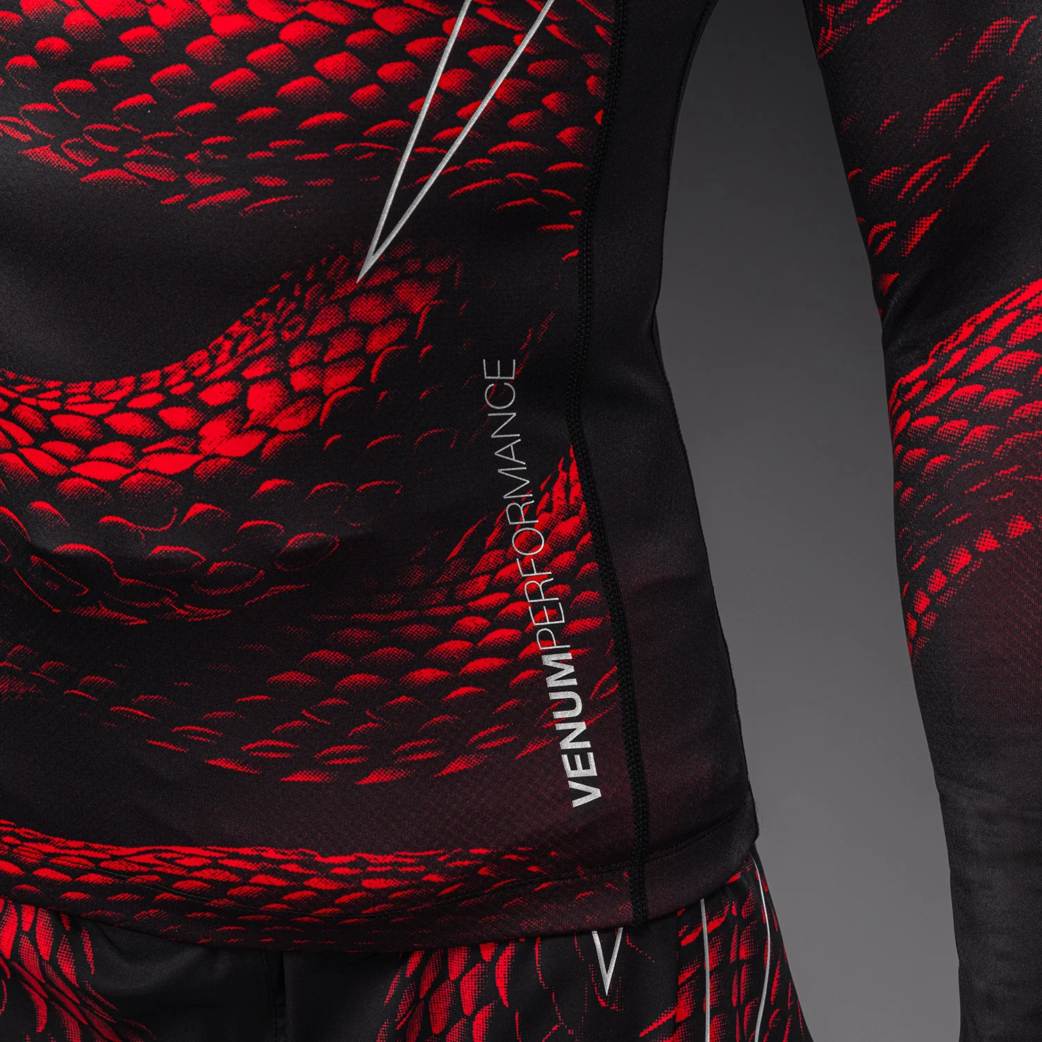 Venum Matupa Rashguard Manga Larga - Negro/Rojo/Plata - Image 6