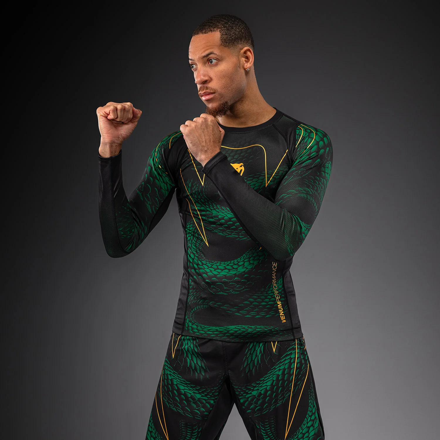 Venum Matupa Rashguard Manga Larga - Negro/Verde/Oro - Image 6