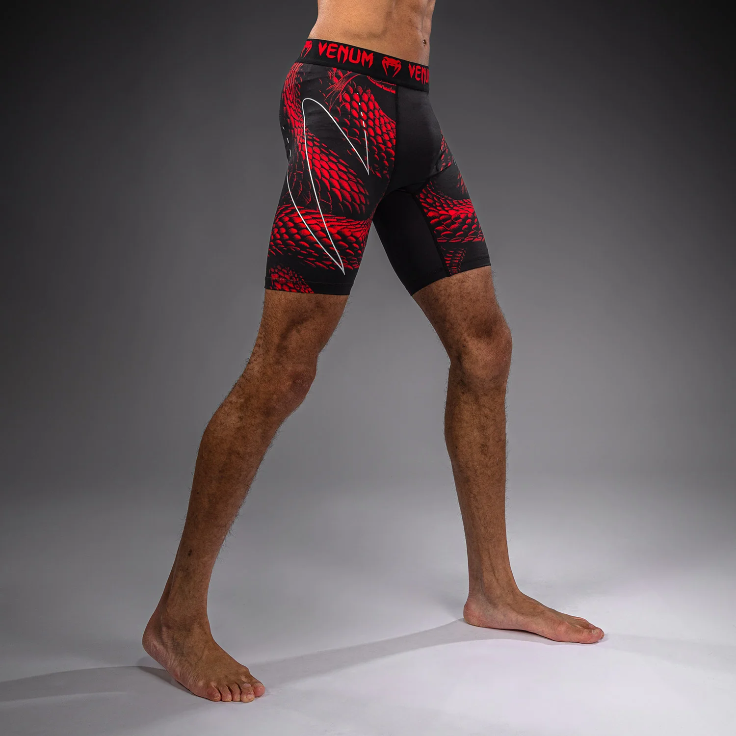 Venum Matupa Short de Compresión - Negro/Rojo/Plata - Image 3