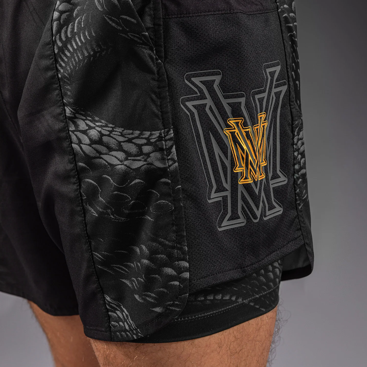 Venum Matupa Short de Entrenamiento - Negro/Gris/Oro - Image 6