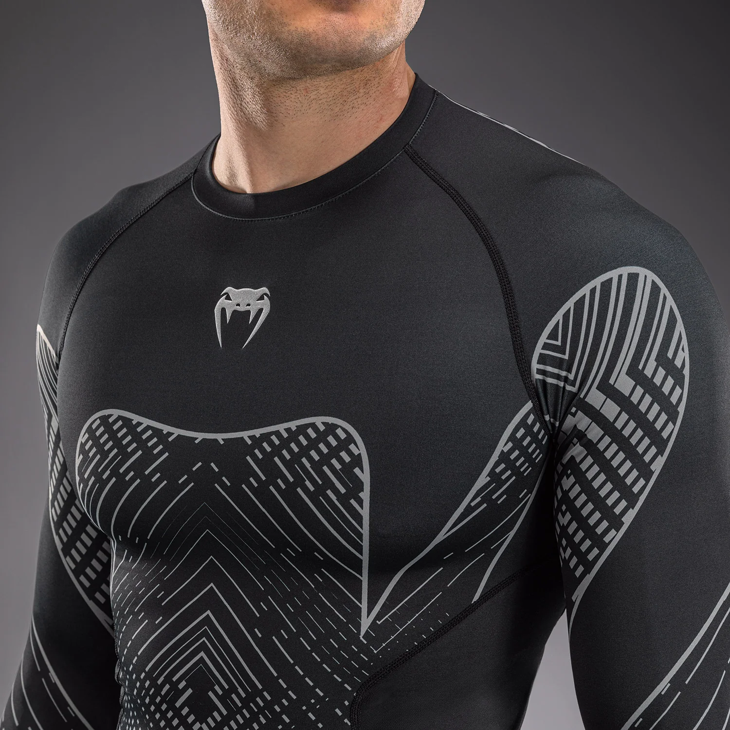 Venum Midnight Fury Rashguard Manga Larga – Negro/Gris/Plata - Image 6