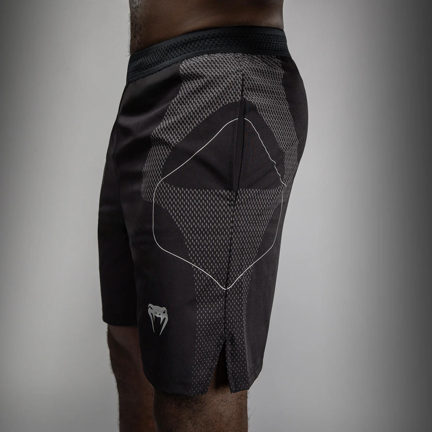 Venum Nexus Pantalones Cortos de Entrenamiento – Negro/Plata - Image 5