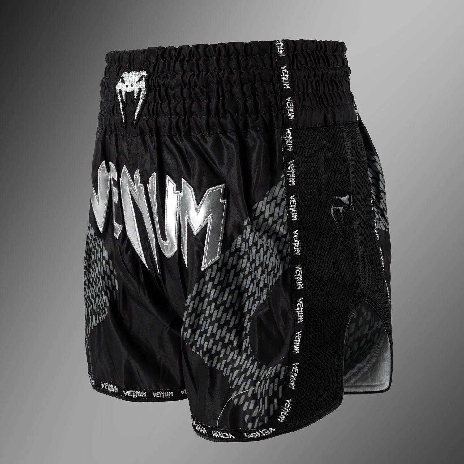 Venum Nexus Pantalones Cortos de Muay Thai – Negro/Plata - Image 4