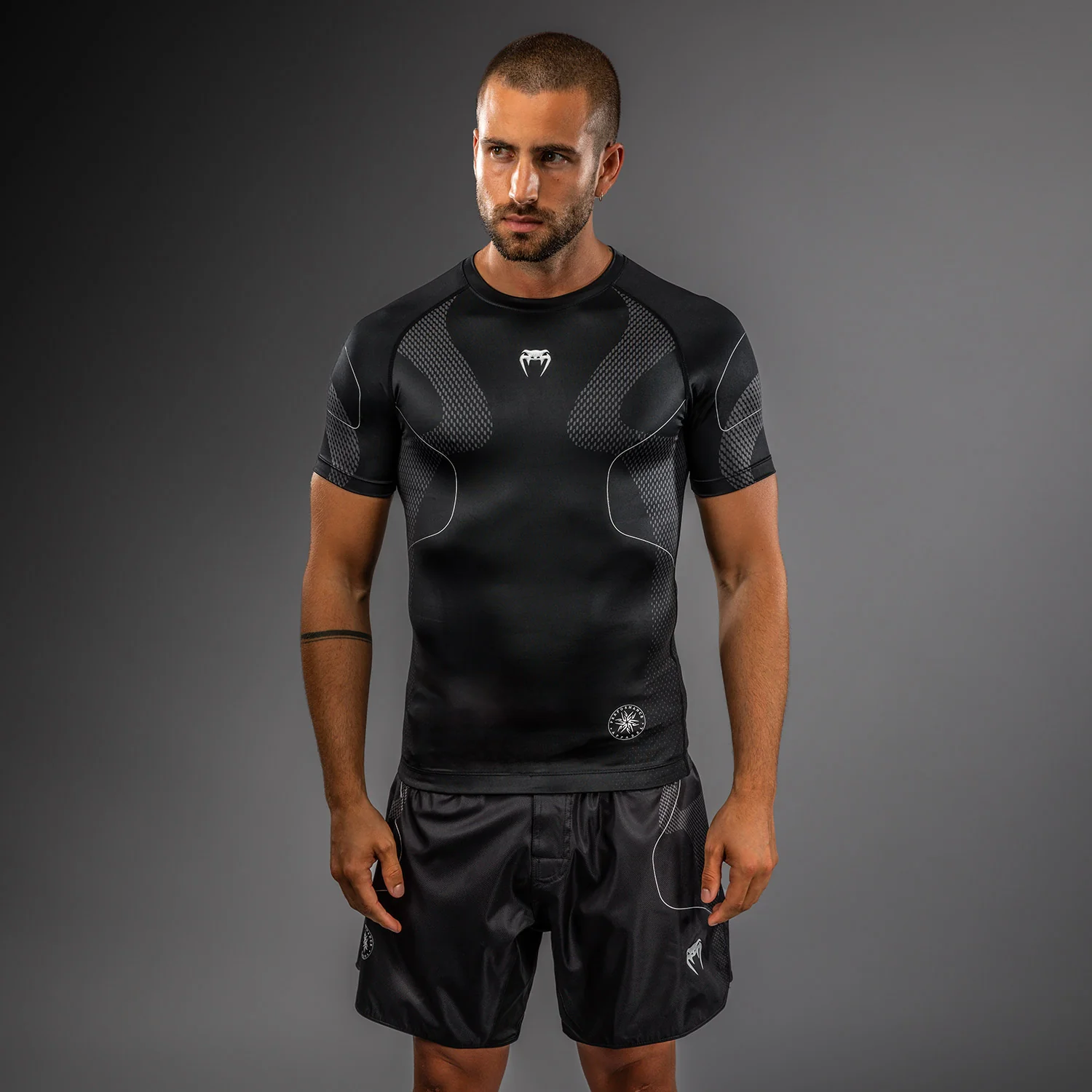 Venum Nexus Rashguard Manga Corta – Negro/Plata