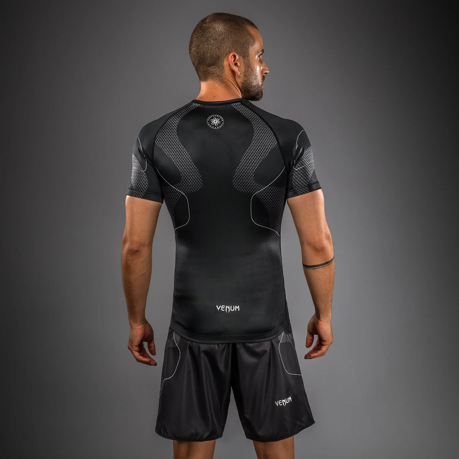 Venum Nexus Rashguard Manga Corta – Negro/Plata - Image 3