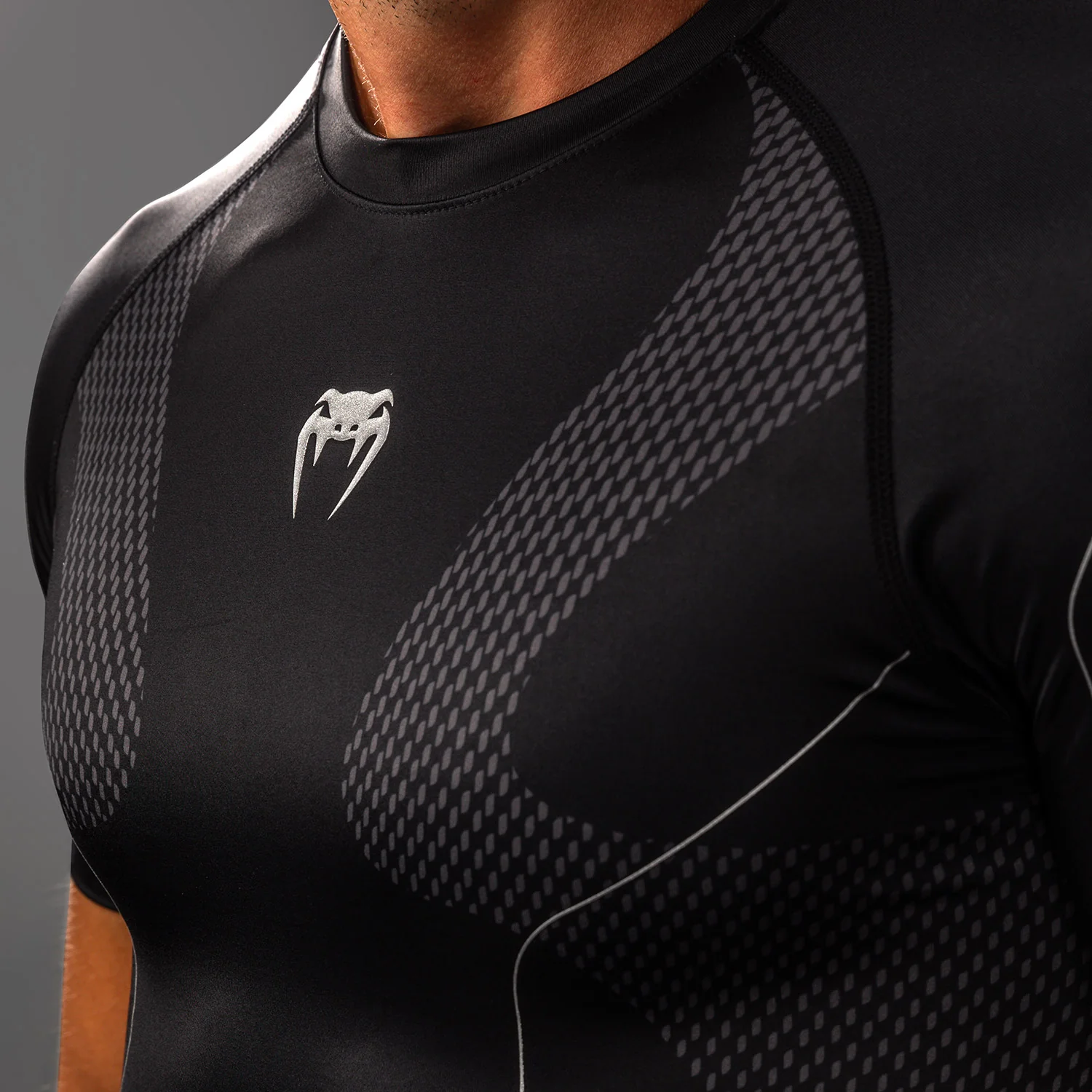 Venum Nexus Rashguard Manga Corta – Negro/Plata - Image 4