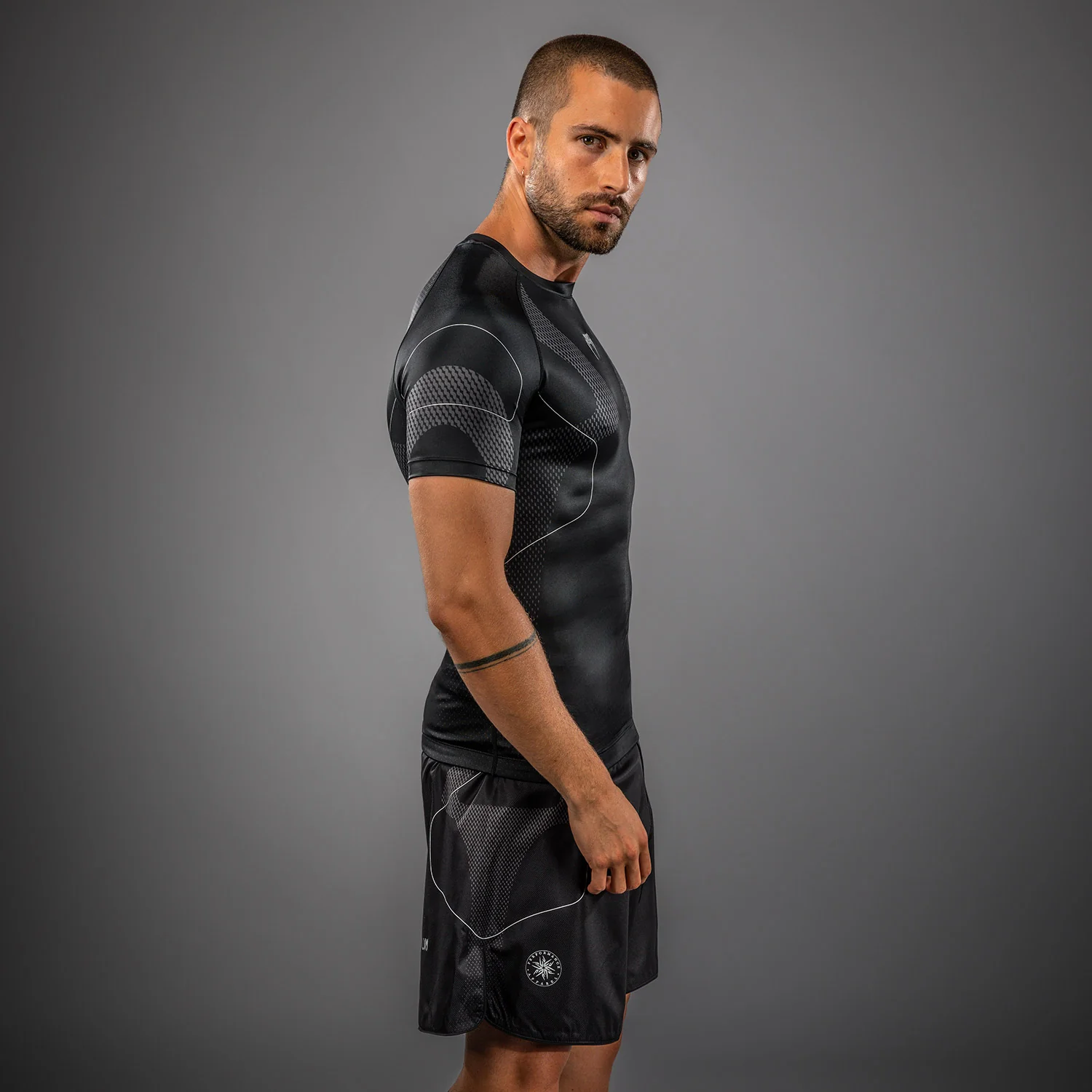 Venum Nexus Rashguard Manga Corta – Negro/Plata - Image 7