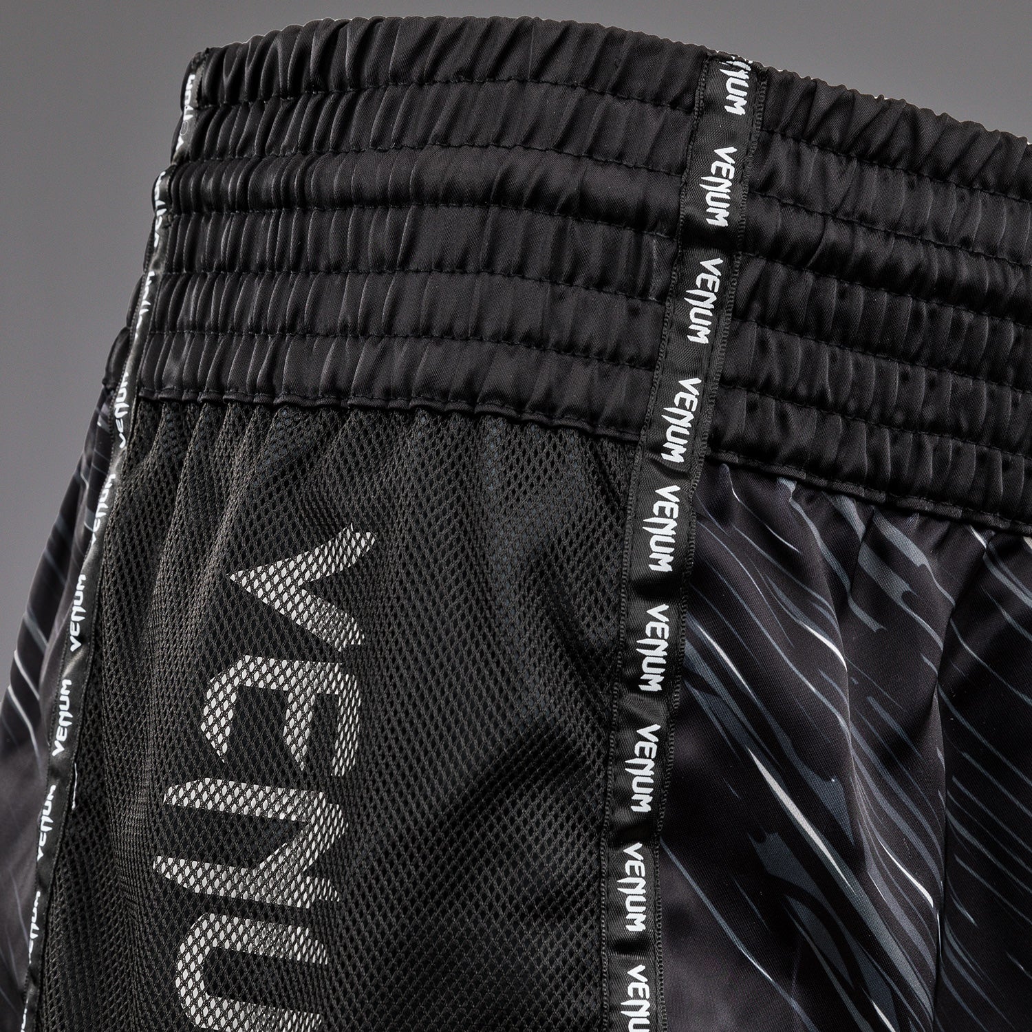 Venum Rapid Pantalones Cortos de Muay Thai - Image 4