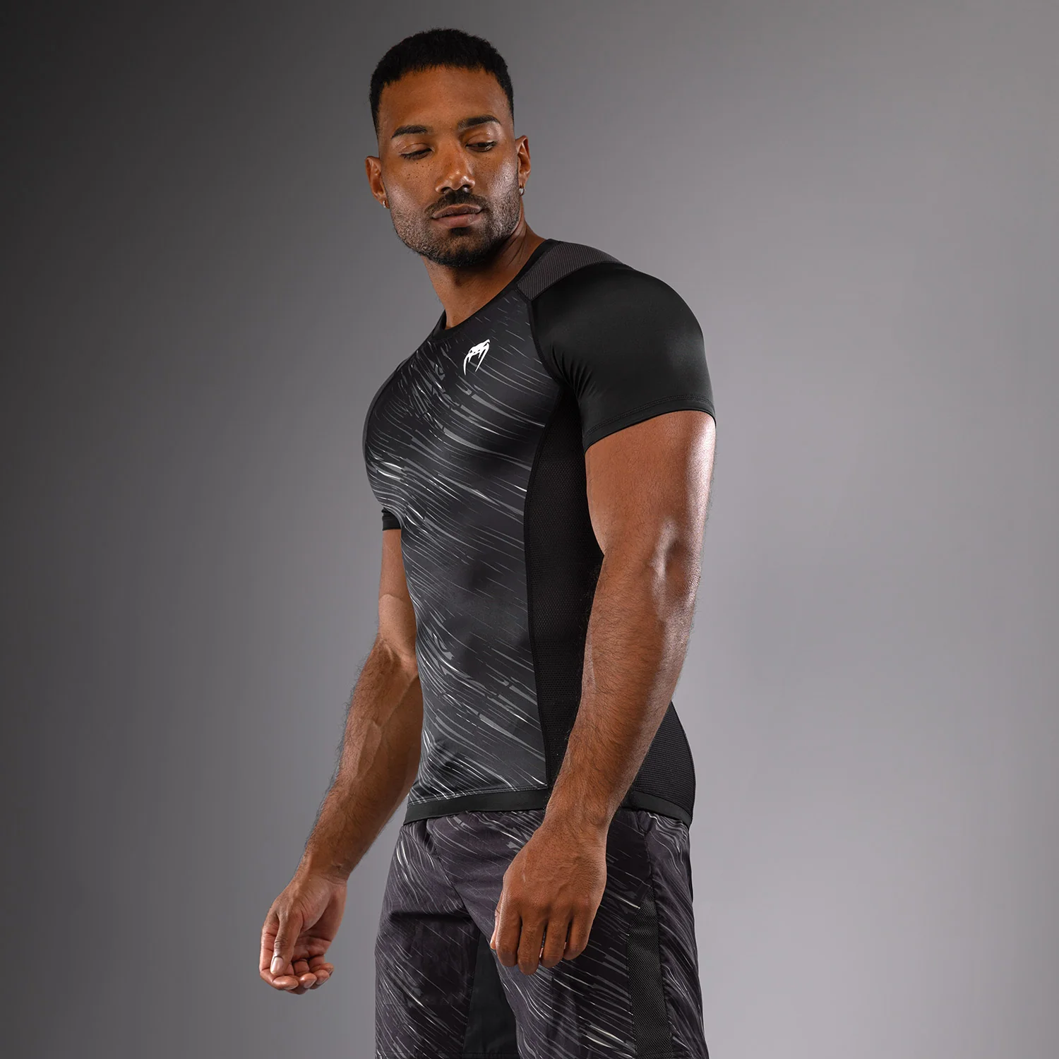Venum Rapid Rashguard de Manga Corta - Negro/Gris Tormenta - Image 2