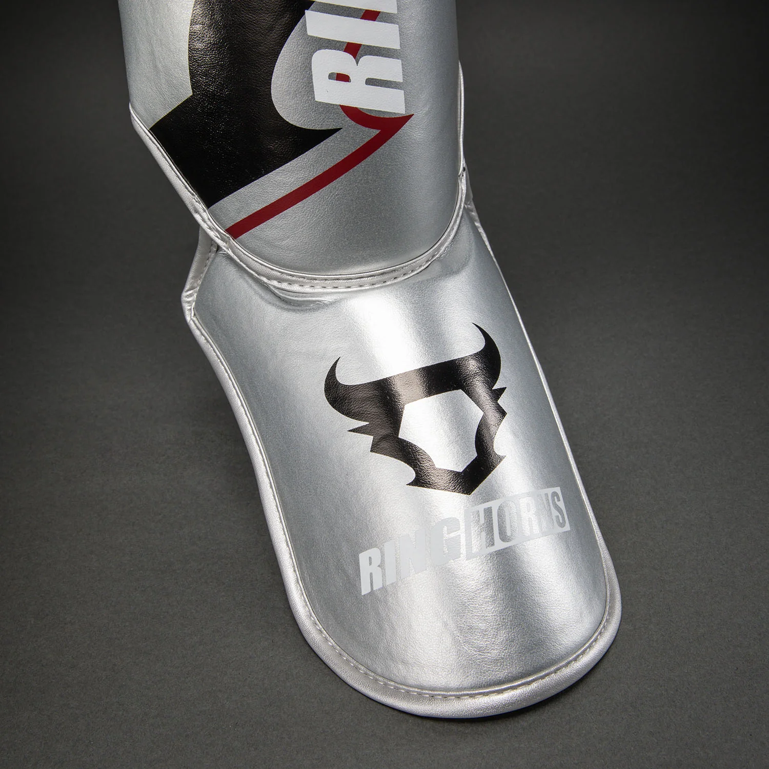 Ringhorns Charger by Venum Espinilleras – Plata/Negro - Image 3