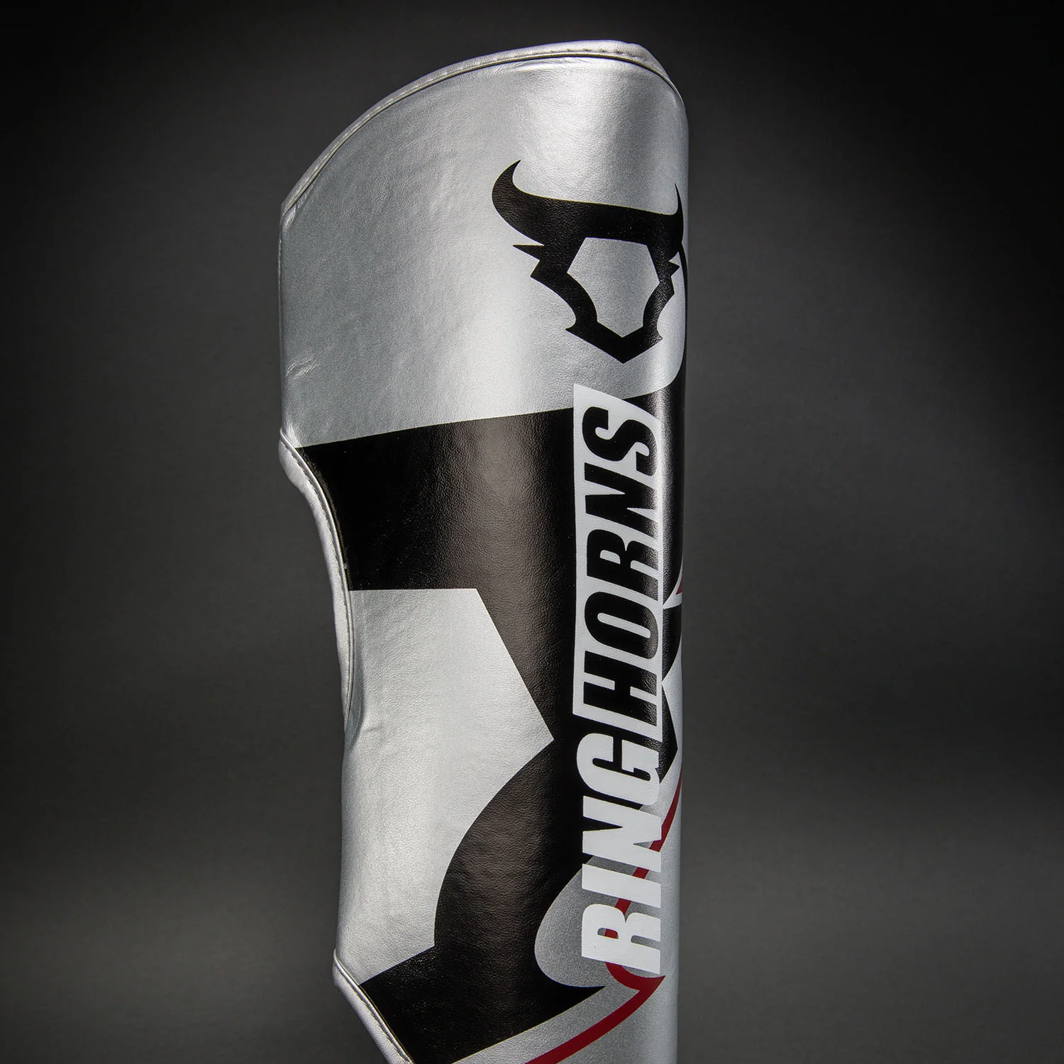 Ringhorns Charger by Venum Espinilleras – Plata/Negro - Image 4