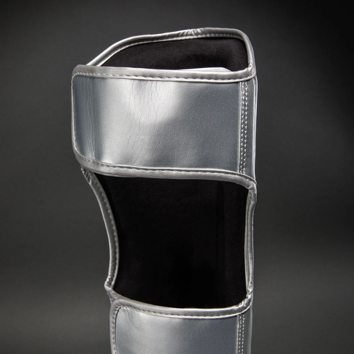 Ringhorns Charger by Venum Espinilleras – Plata/Negro - Image 5